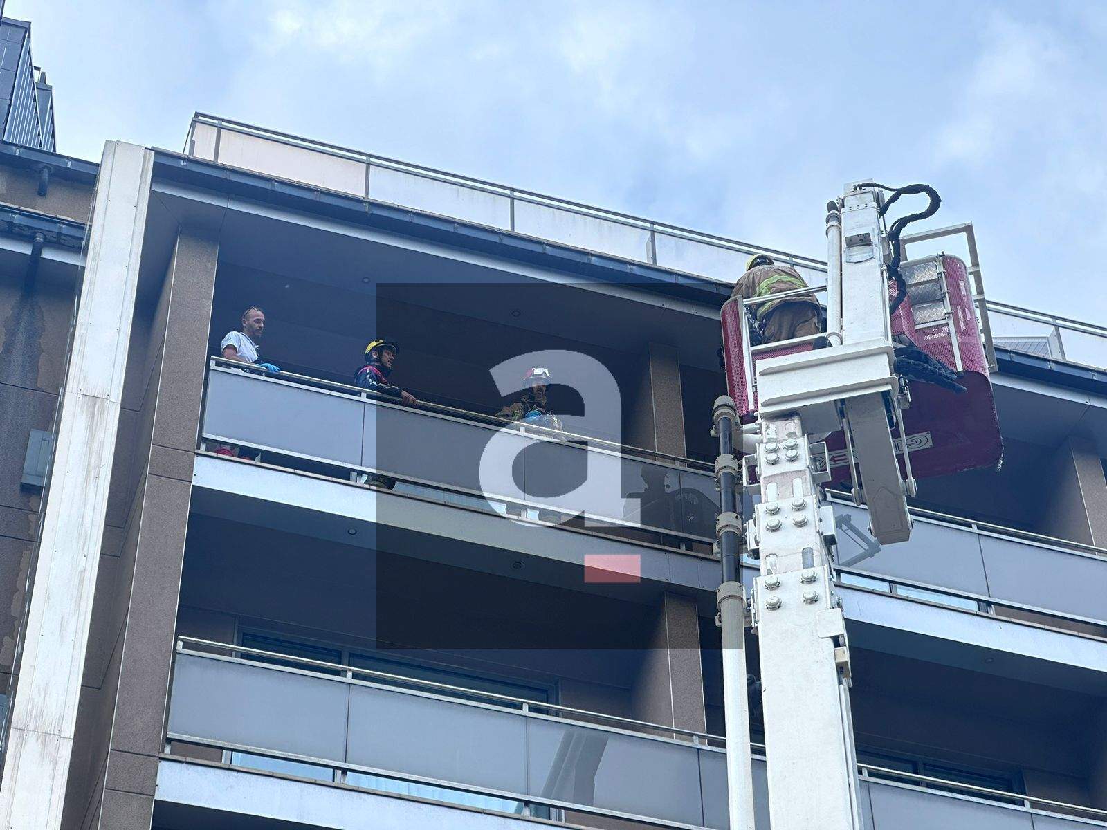 Fent els preparatius per l'evacuació. Fent els preparatius per l'evacuació.