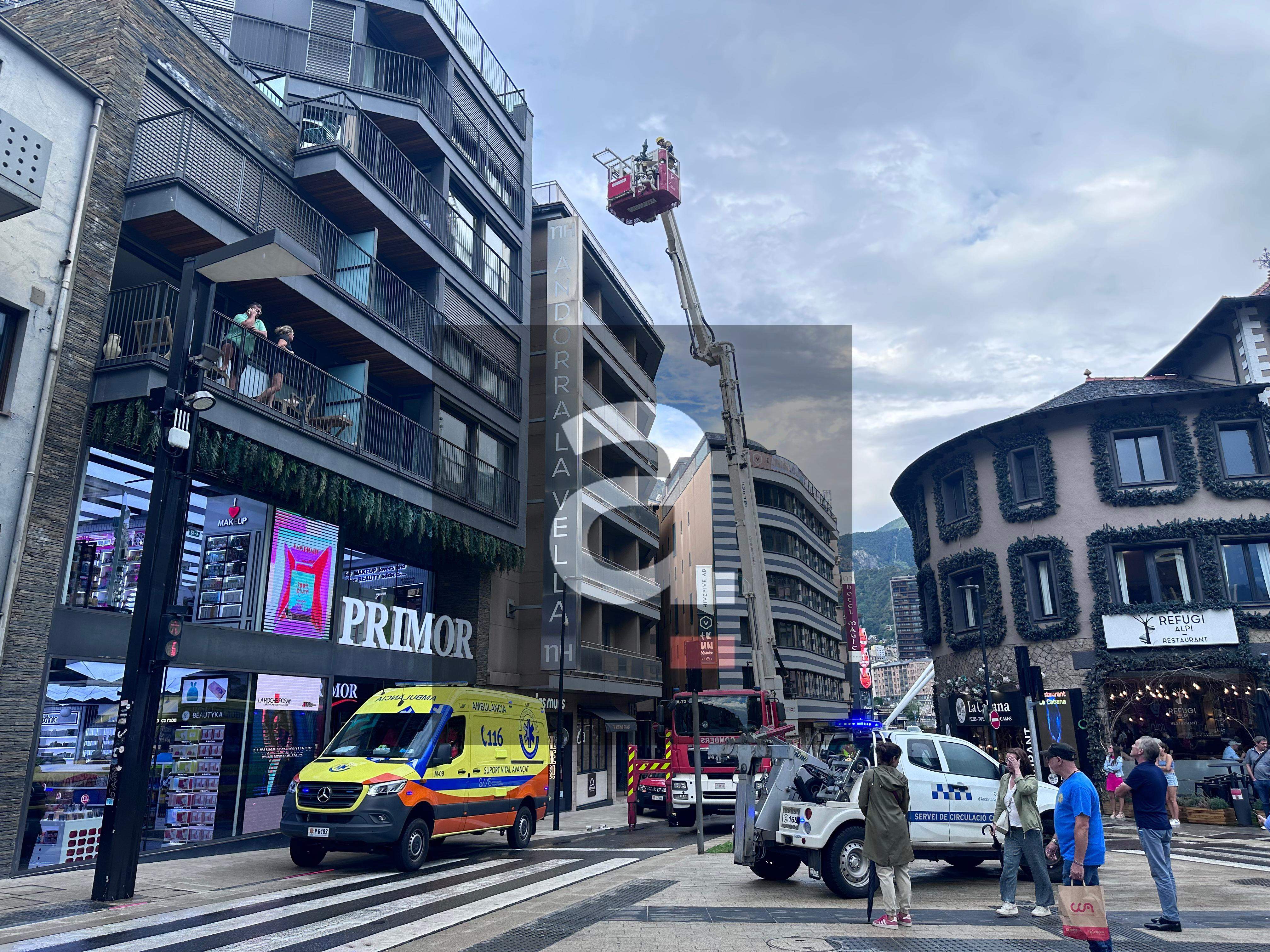 En mig de la intervenció. En mig de la intervenció.