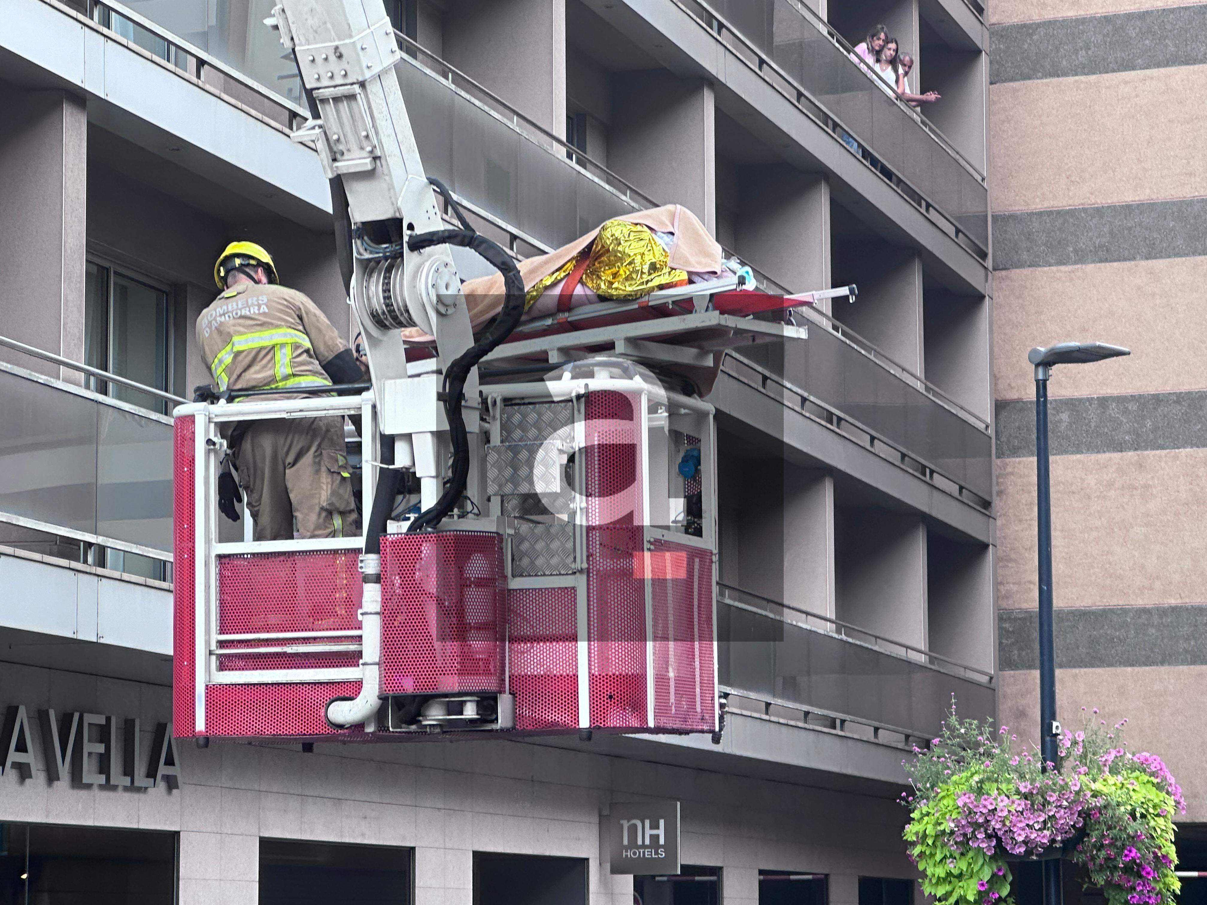 L'home, ja a peu de carrer. L'home, ja a peu de carrer.