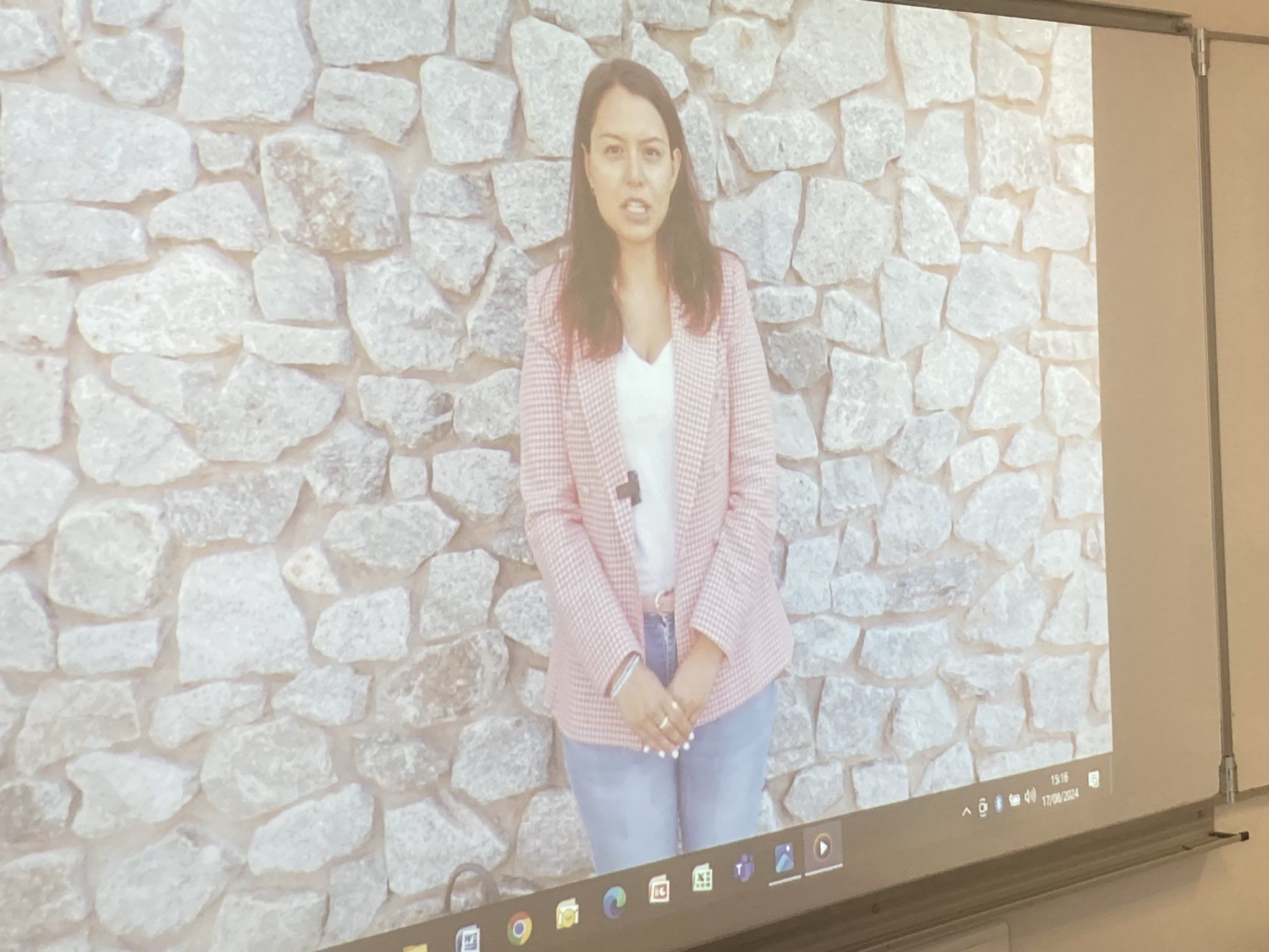 Intervenció en vídeo de Meritxell López. Intervenció en vídeo de Meritxell López.