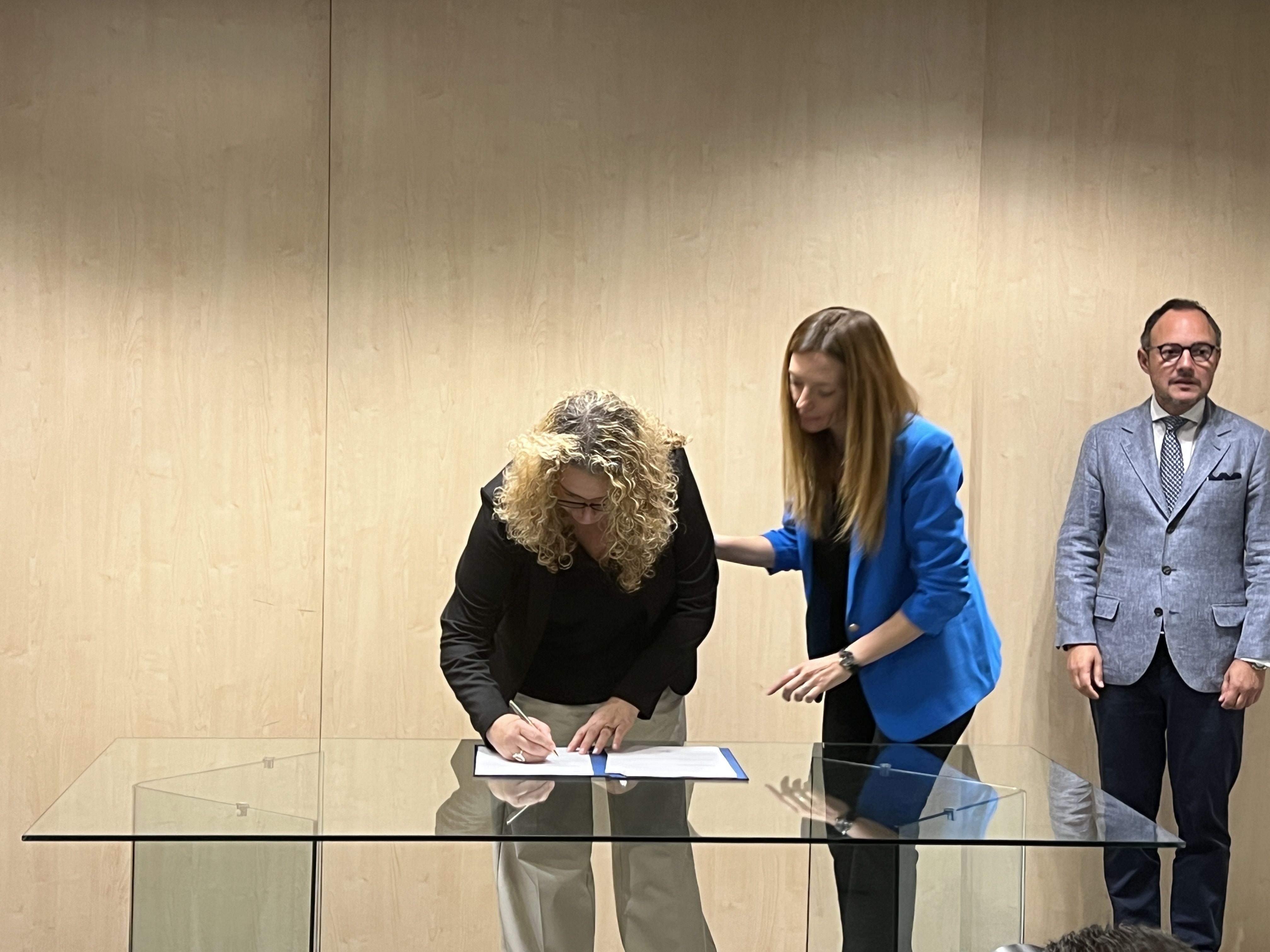 La presidenta d'AUTEA, Maite Benítez, signant el pacte nacional de Salut.