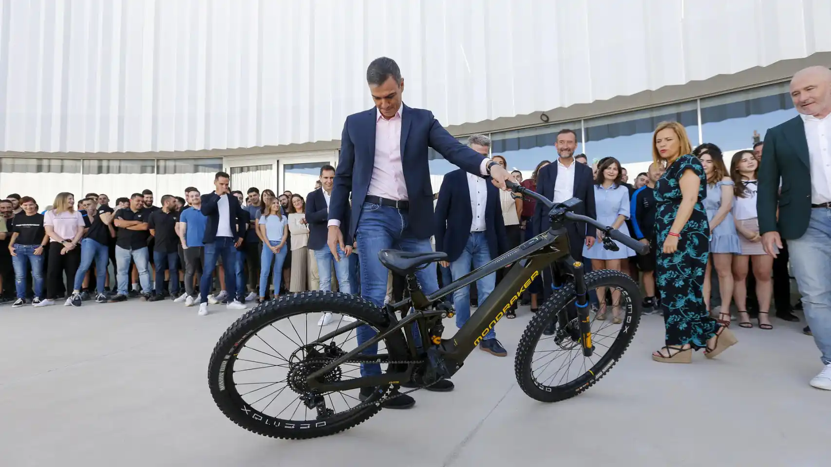 Pedro Sánchez és un gran amant de l'esport de la bicicleta. Pedro Sánchez és un gran amant de l'esport de la bicicleta.