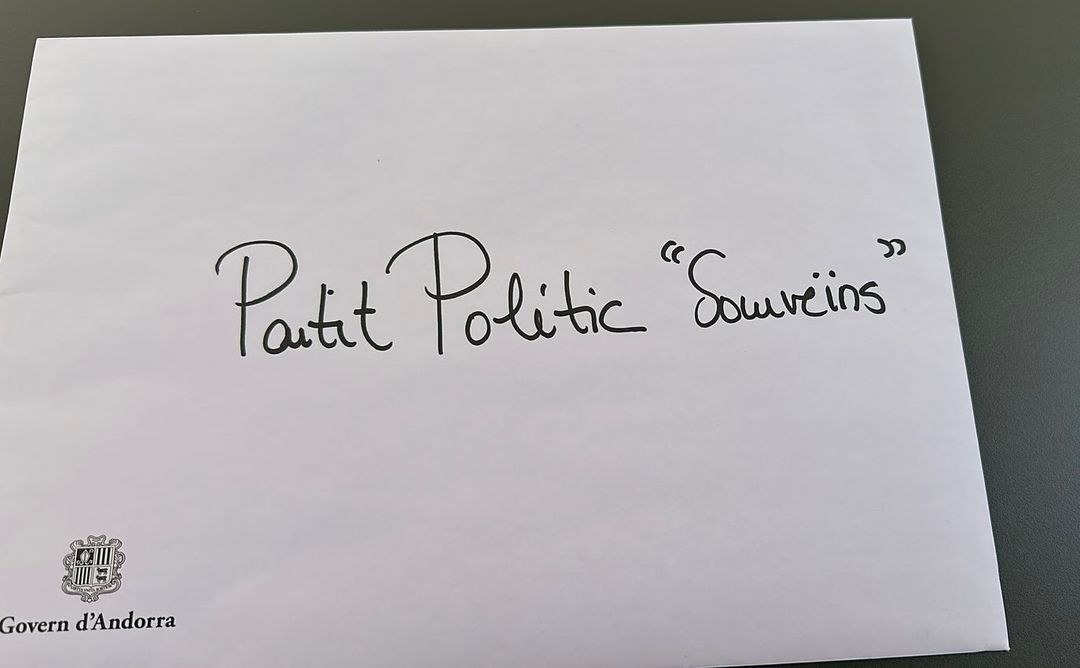 El sobre amb el vistiplau de Govern a la inscripció de Somveïns. La portaveu del Sindicat, Rebeca Bonache.