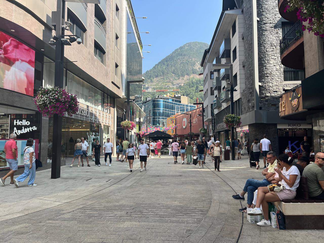 El centre d'Andorra la Vella és un dels nuclis principals del comerç del país. 