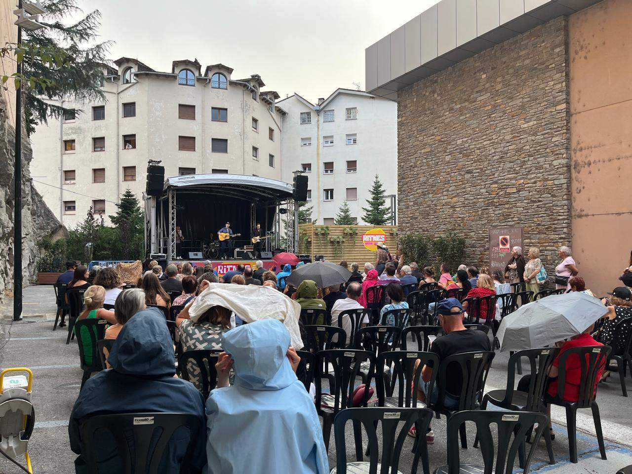 El concert tribut a Elvis Presley sota la pluja.