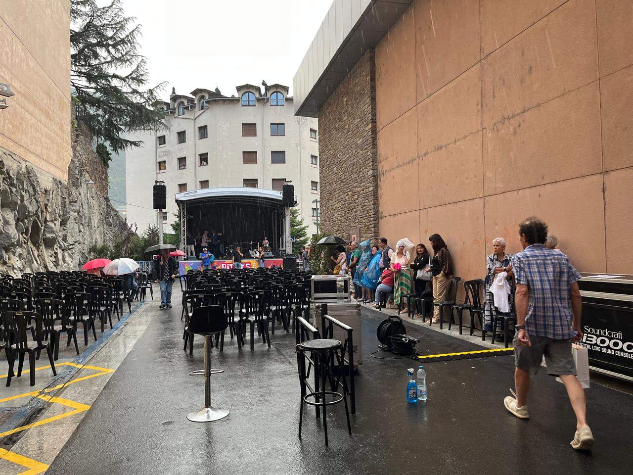 El públic assistent esperant a veure si es reprenia el concert.
