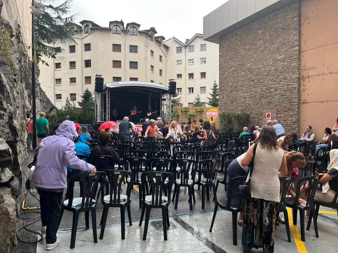 Els assistents tornant al seu lloc.