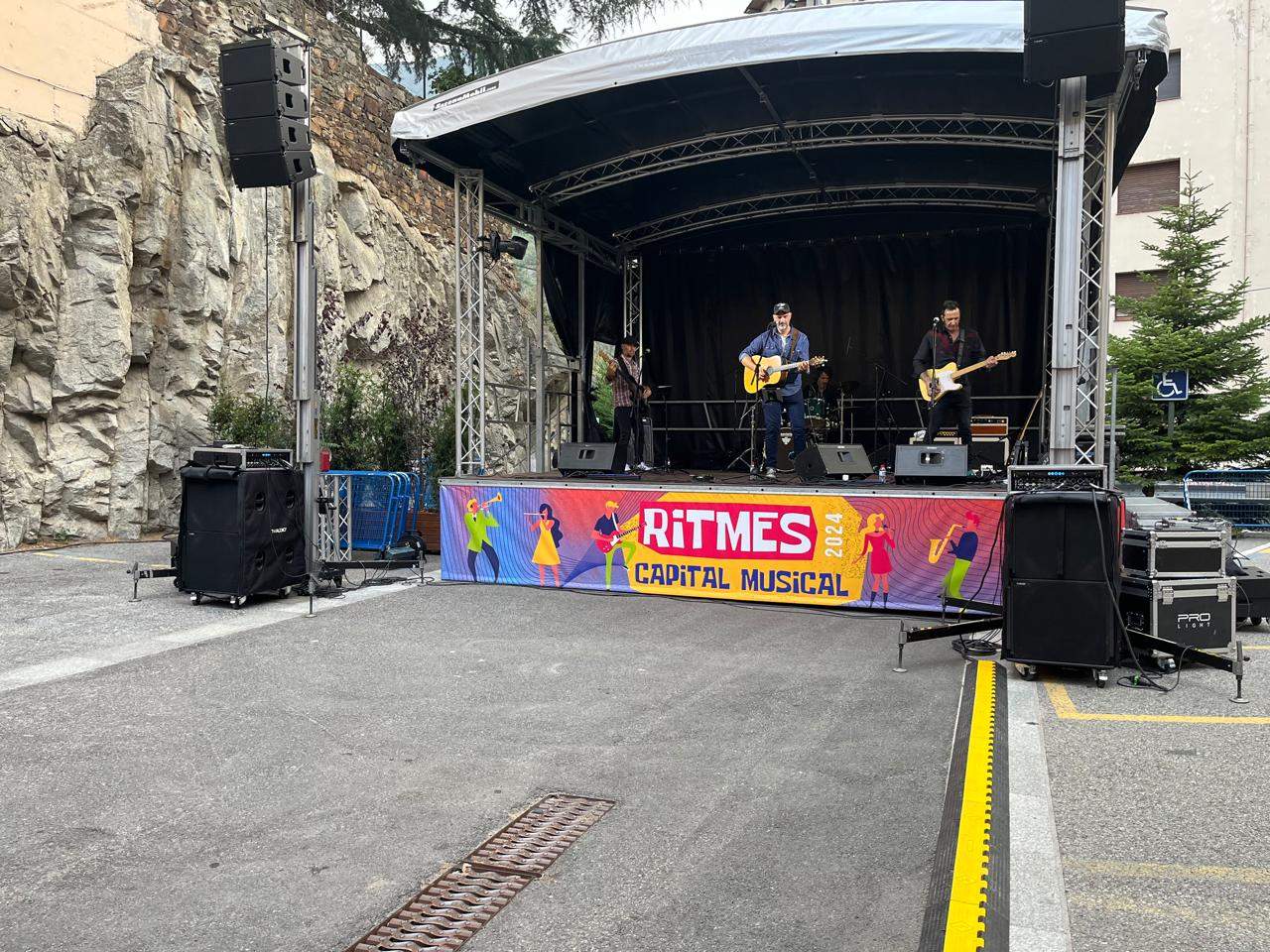 Inici del concert tribut a Elvis Presley.