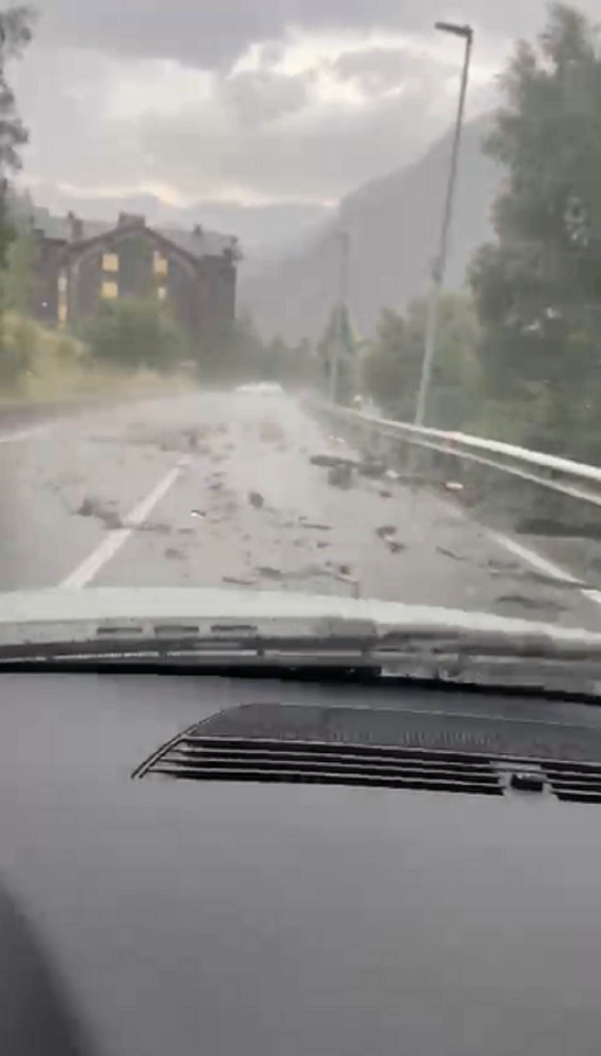 El despreniment de terres que hi ha hagut a Arinsal. El despreniment de terres que hi ha hagut a Arinsal.