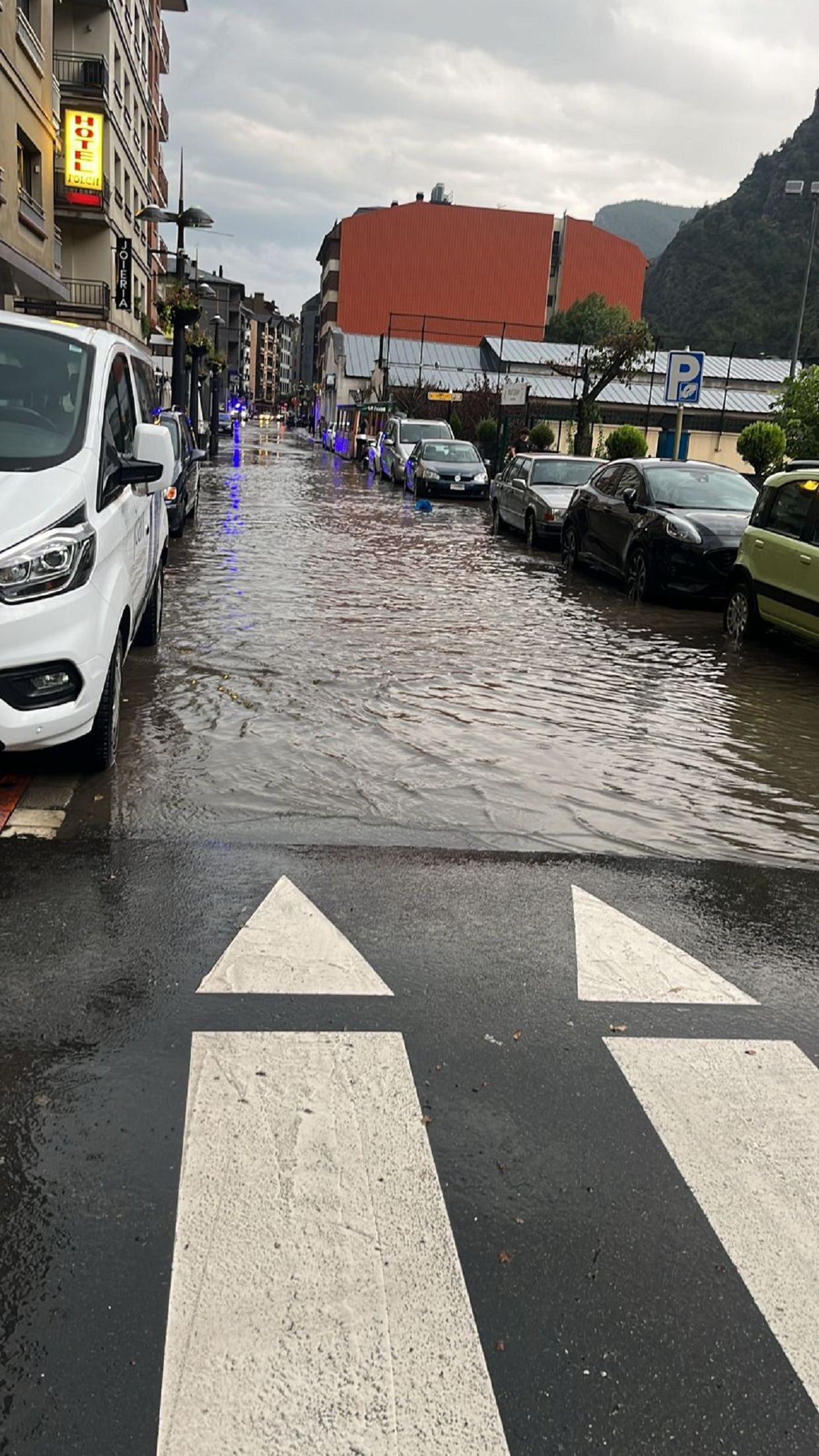 L'avinguda Verge de Canòlich de Sant Julià ha quedat inudada per les fortes pluges.
