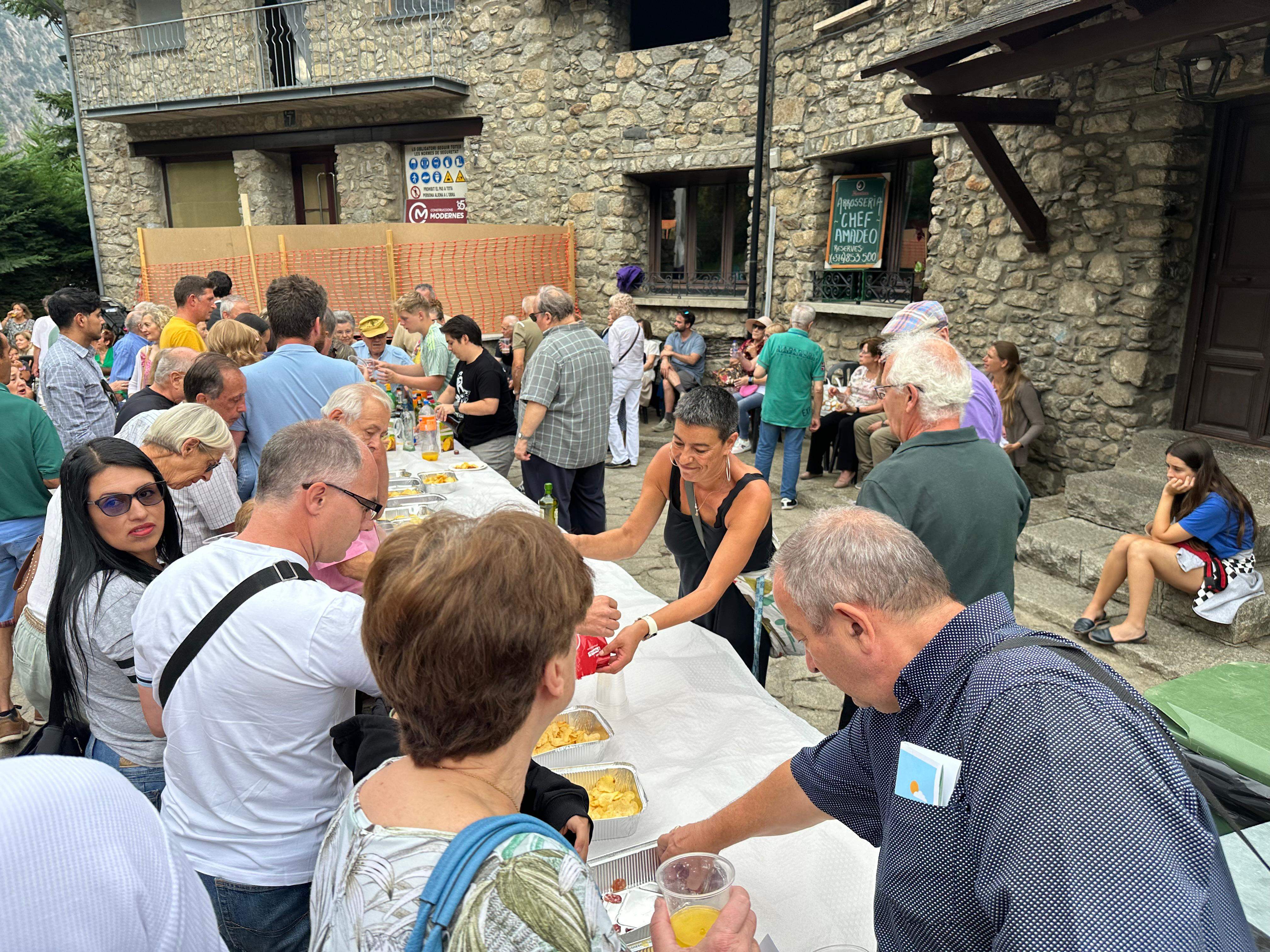 L'aperitiu popular ha tingut lloc aquest migdia. L'aperitiu popular ha tingut lloc aquest migdia.
