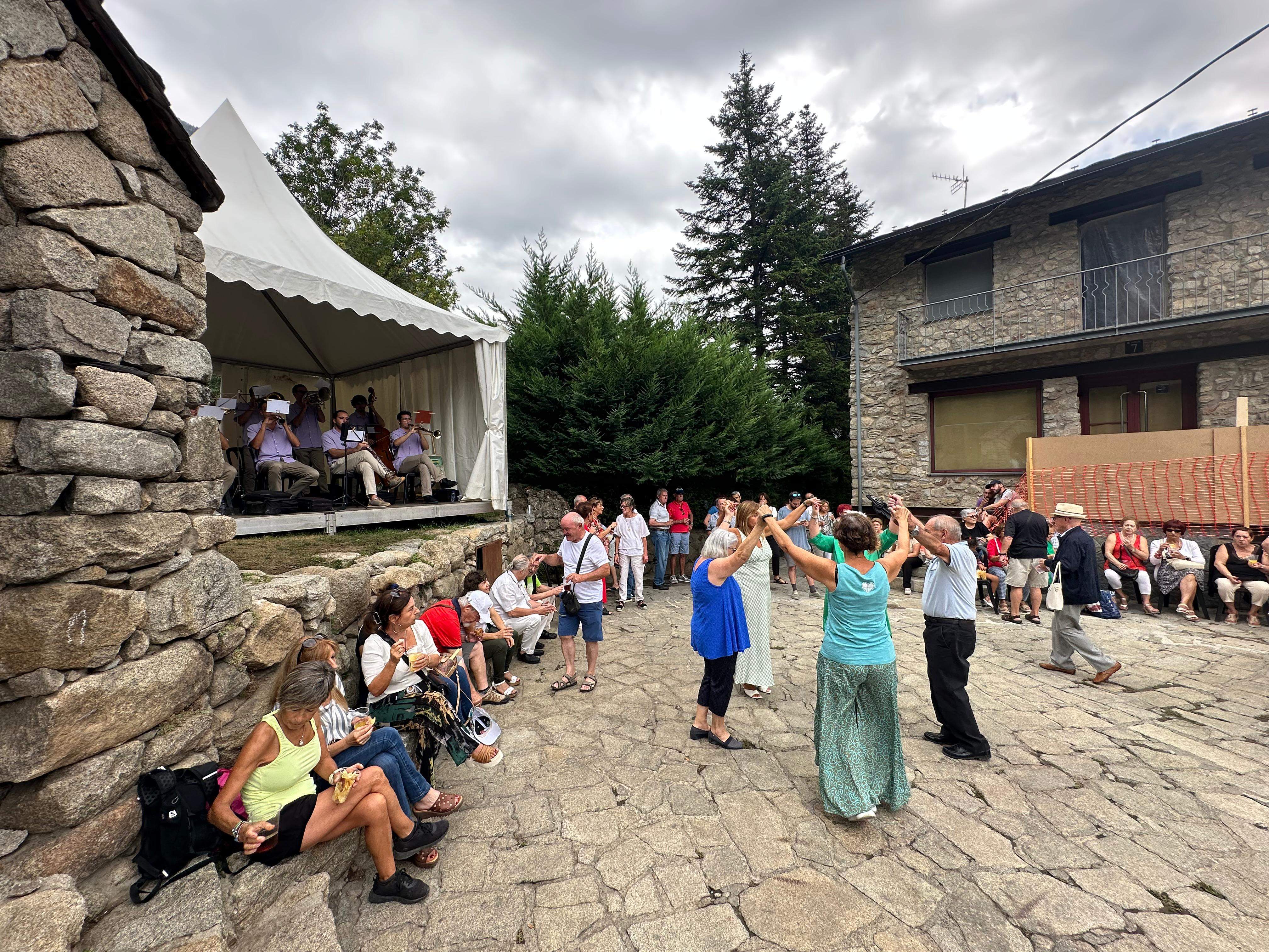 La ballada de sardanes. La ballada de sardanes.