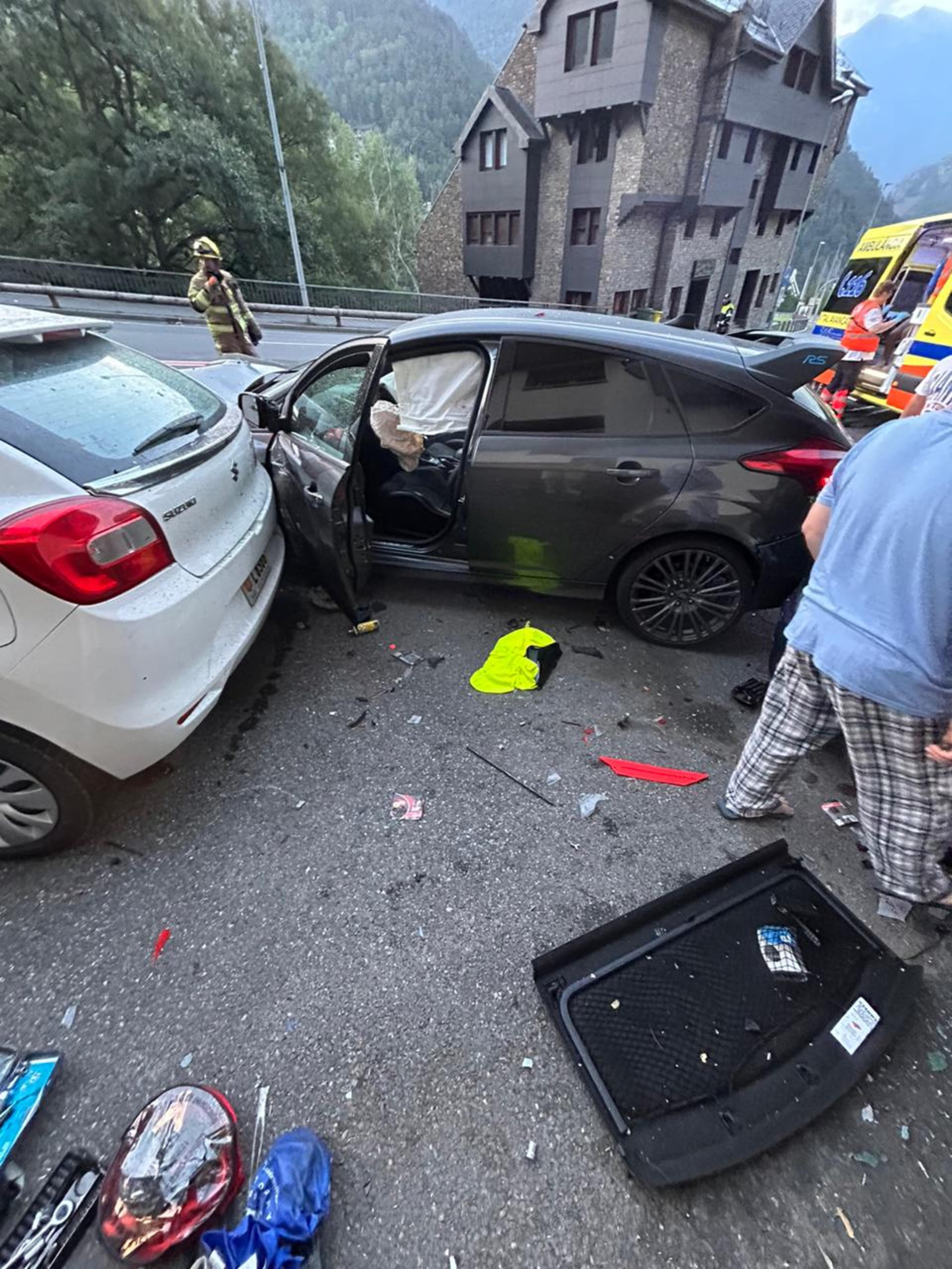 El cotxe negre ha estat el causant del sinistre.