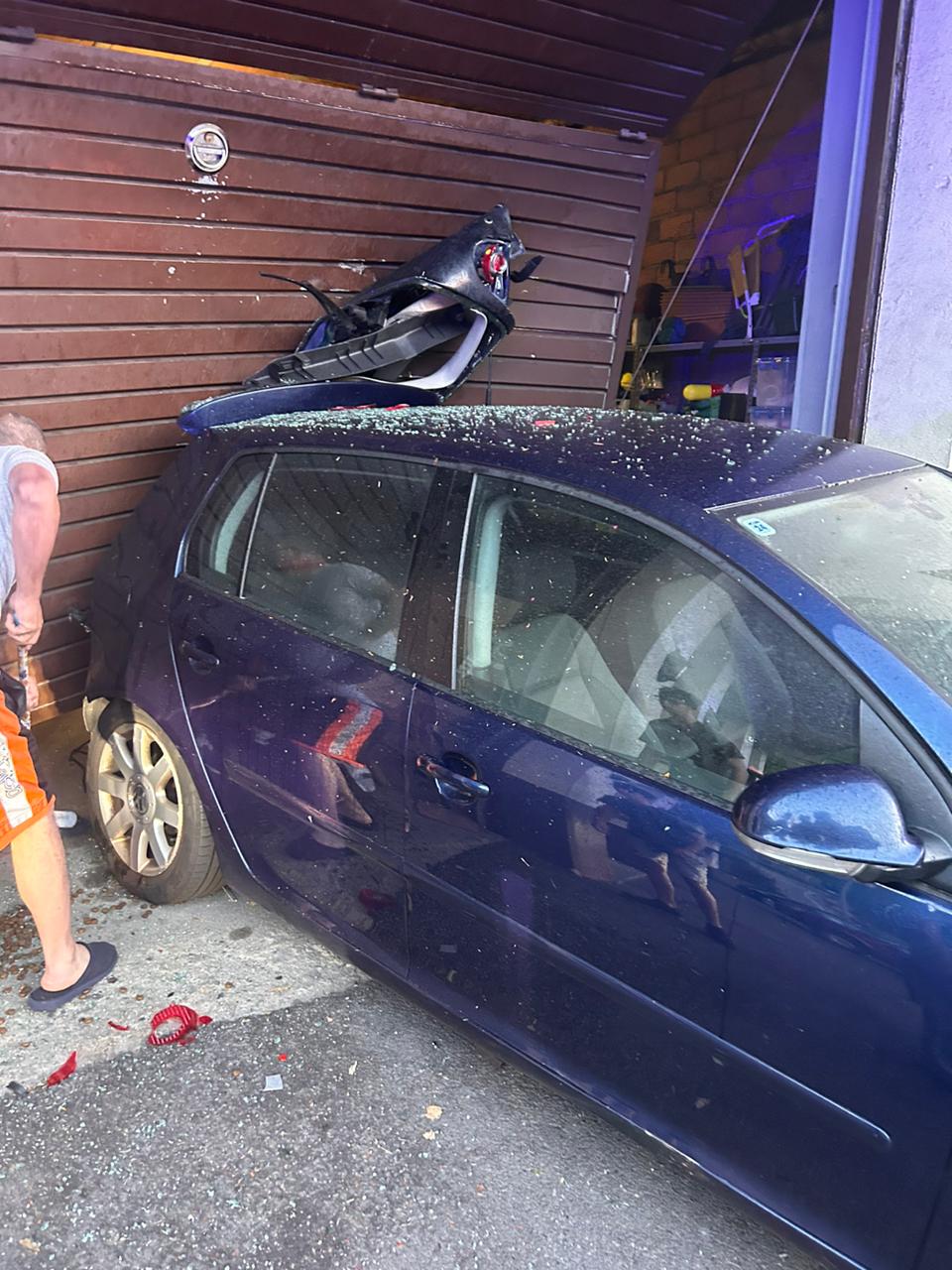 El sinistre ha afectat la porta d'un garatge. El sinistre ha afectat la porta d'un garatge.