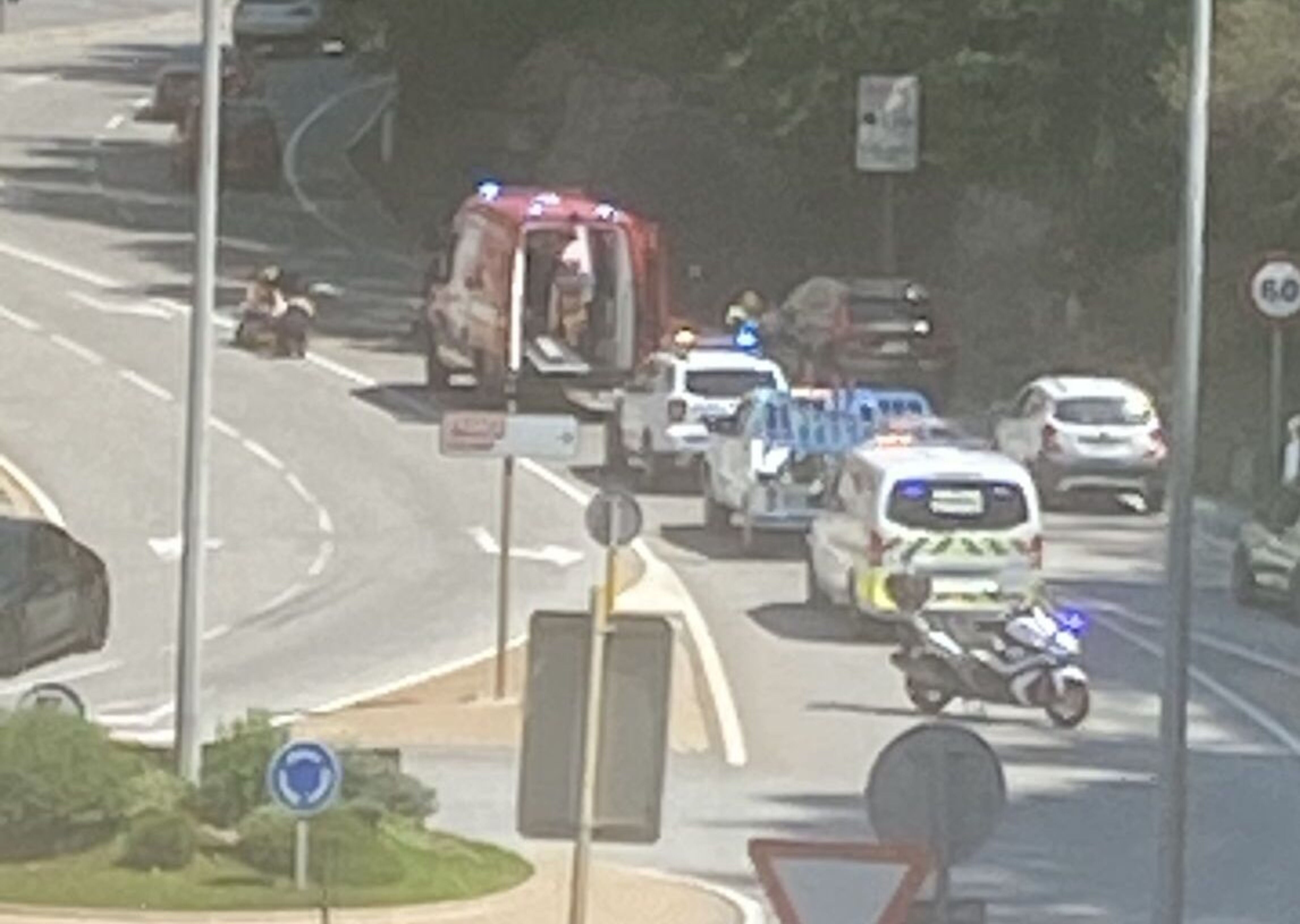Intervenció en l'accident a tocar la rotonda de capdamunt de l'avinguda del Pont de la Tosca.