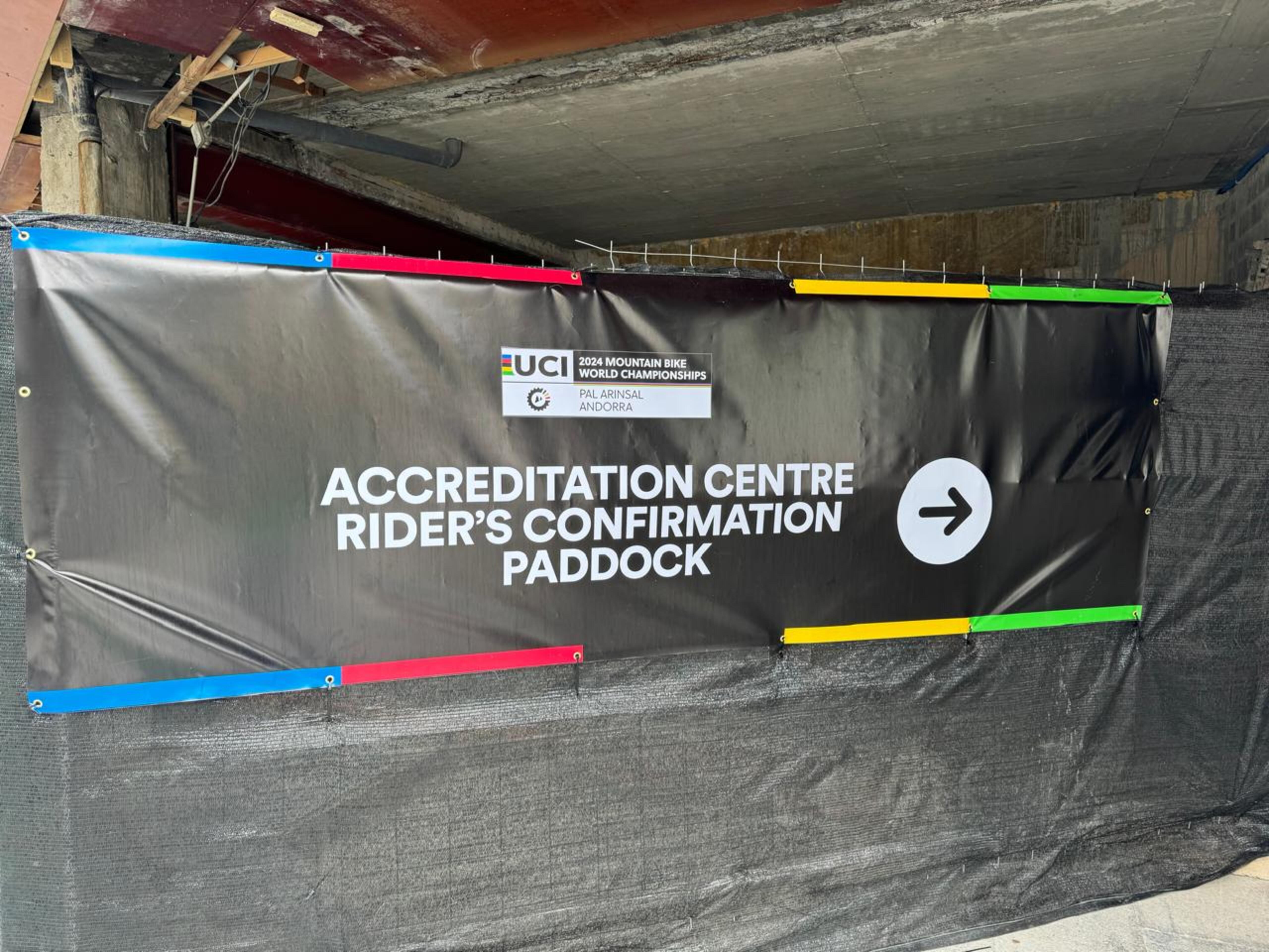 Un dels molts rètols que es poden veure aquests dies per la Massana.