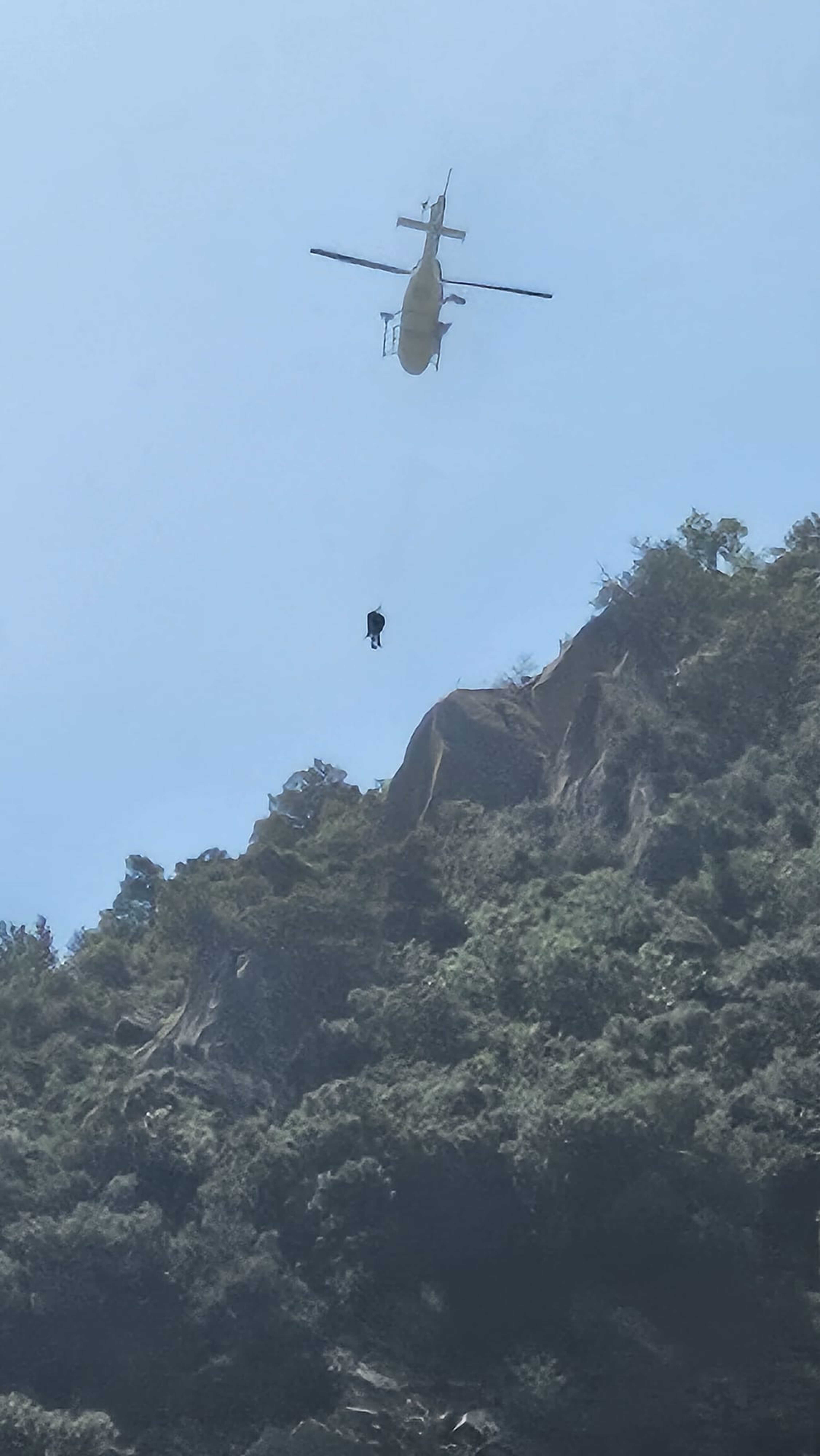 L'helicòpter enlairant la muntanyenca rescatada.