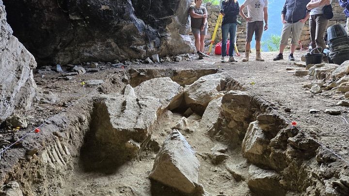 Imatge del sondeig fet a l'interior de la cova. Imatge del sondeig fet a l'interior de la cova.
