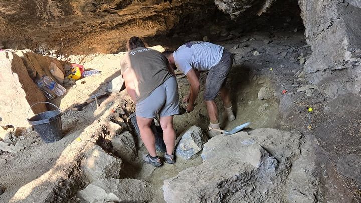 Treballs a l'interior de la Canya dels Pujols. Treballs a l'interior de la Canya dels Pujols.