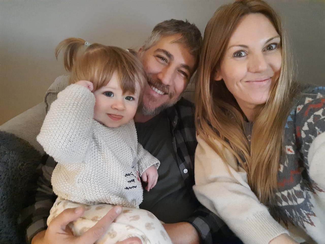 Danna, Alberto Ammann i Elisabet Terri en una divertida imatge entre moments de rodatge.