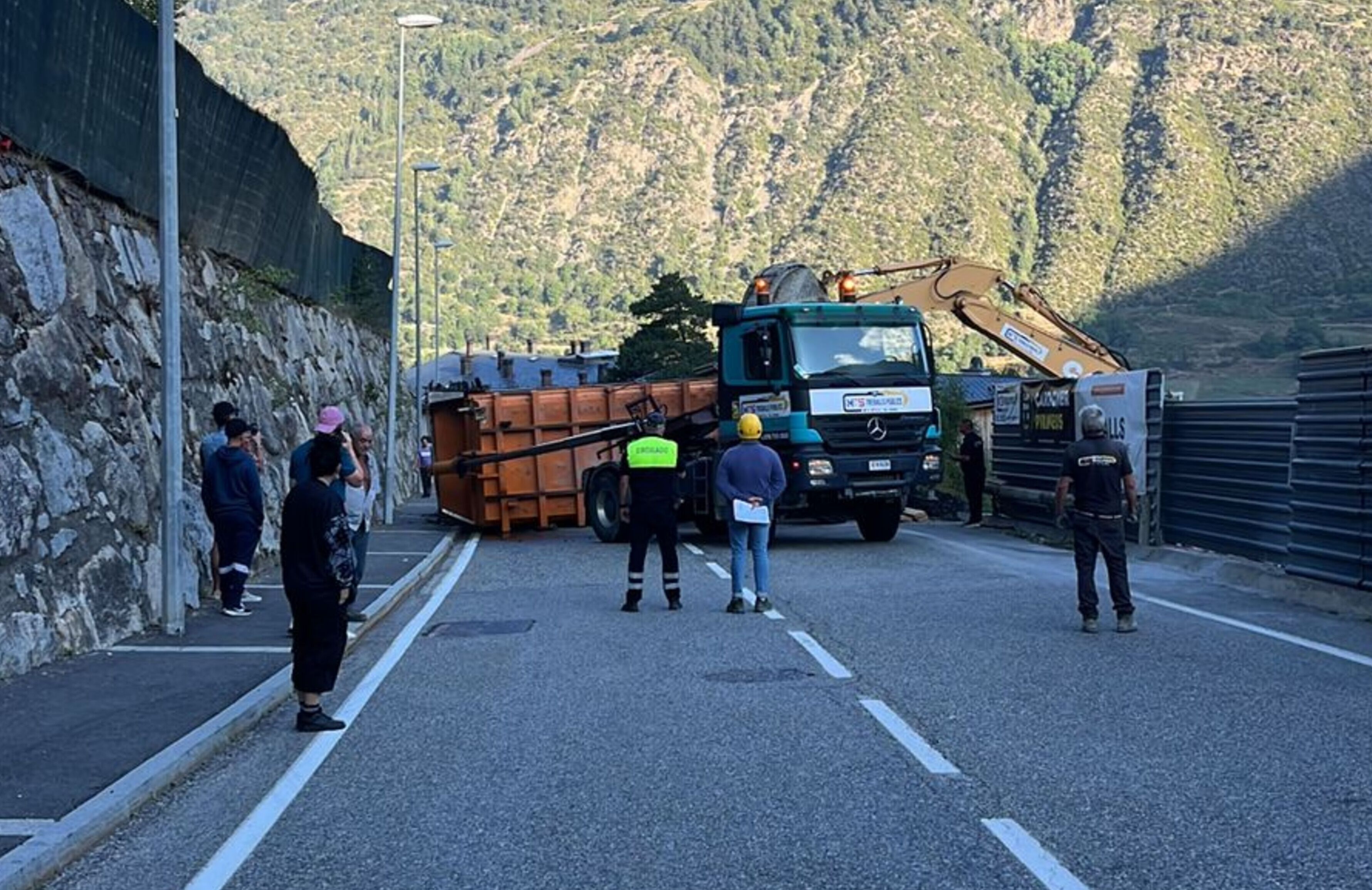 Treballs per intentar remuntar la caixa que talla totalment la via.