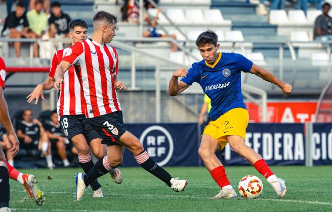 Rosas, en una acció del duel davant el Bilbao Athletic.