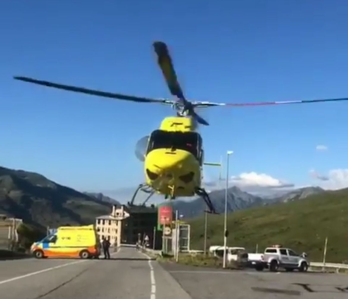 Un helicòpter enlairant-se al Pas de la Casa.