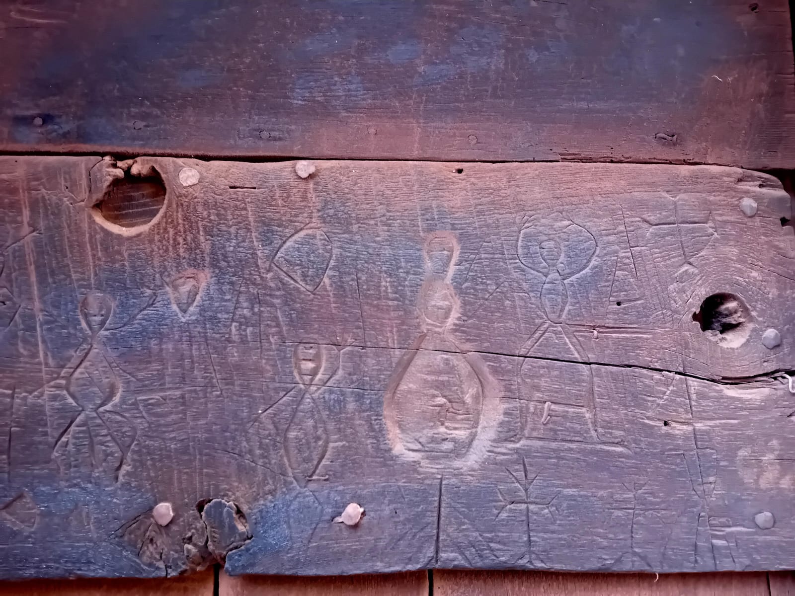 Representacions antropomòrfiques sobre fusta.