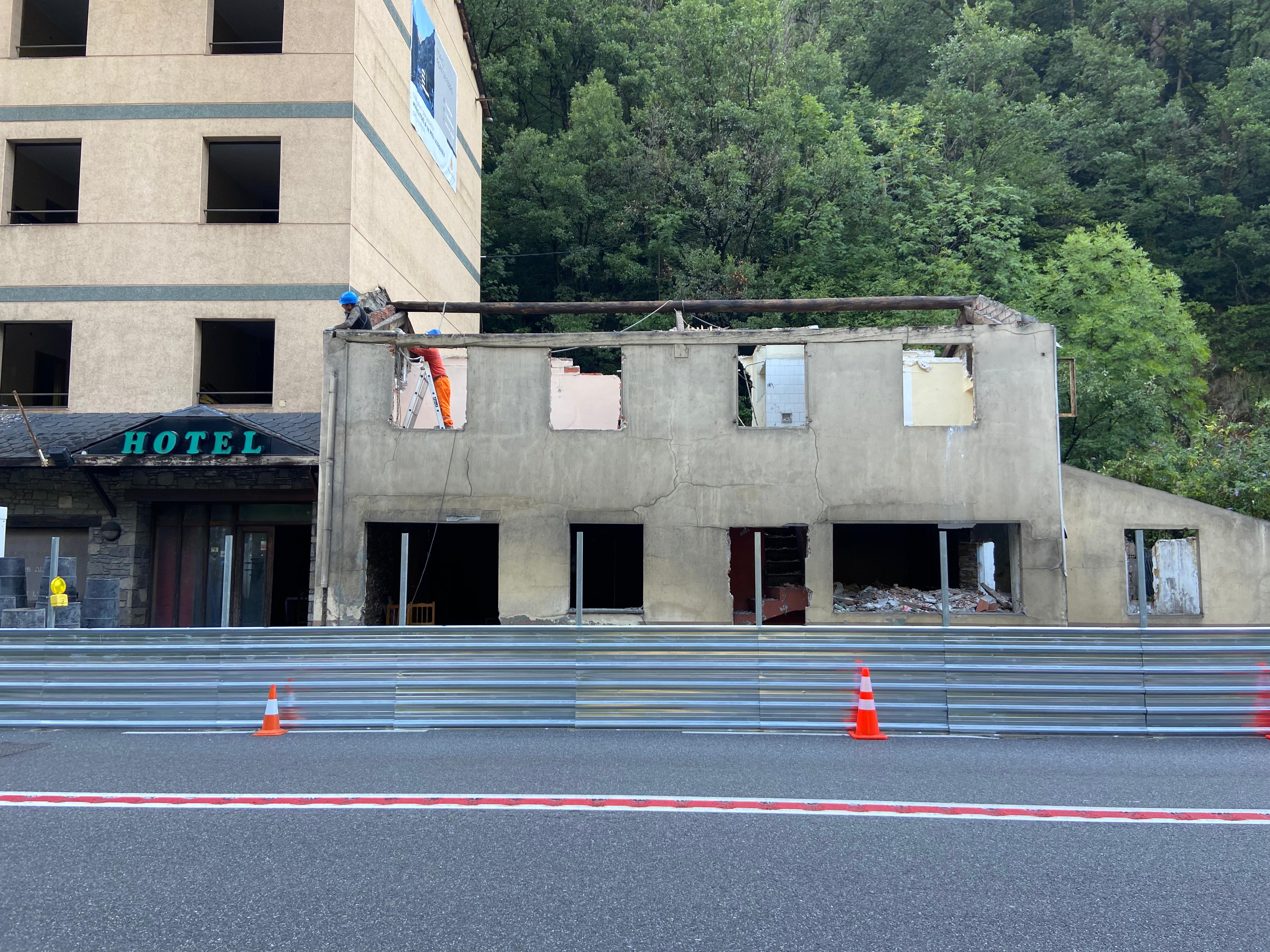 Operaris treballant en l'enderroc de l'annex de l'edifici principal del Font de Ferro.