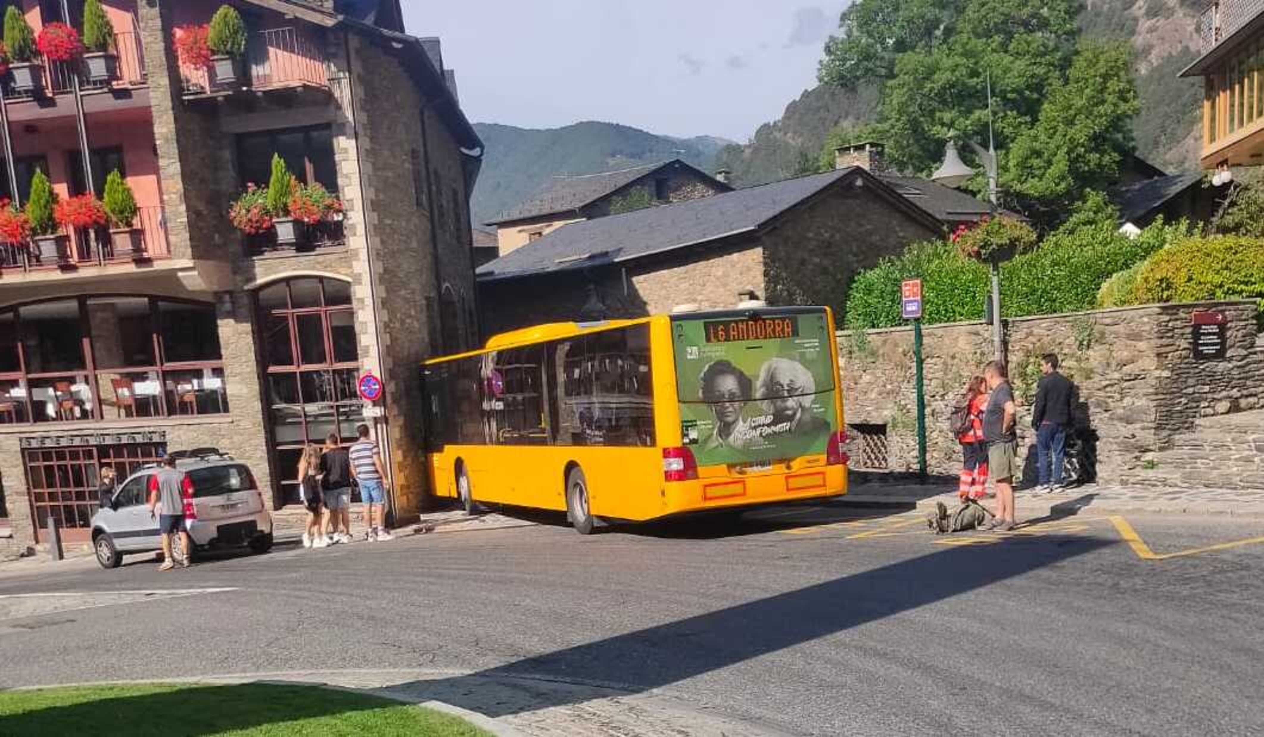 Imatge d'aquest matí quan s'ha produït l'incident amb el bus de la línia L6.