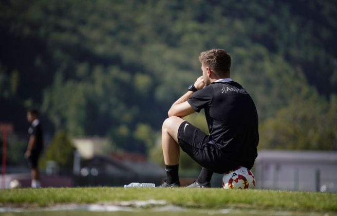 Ferran Costa, assegut analitzant un dels entrenaments d'aquesta setmana.