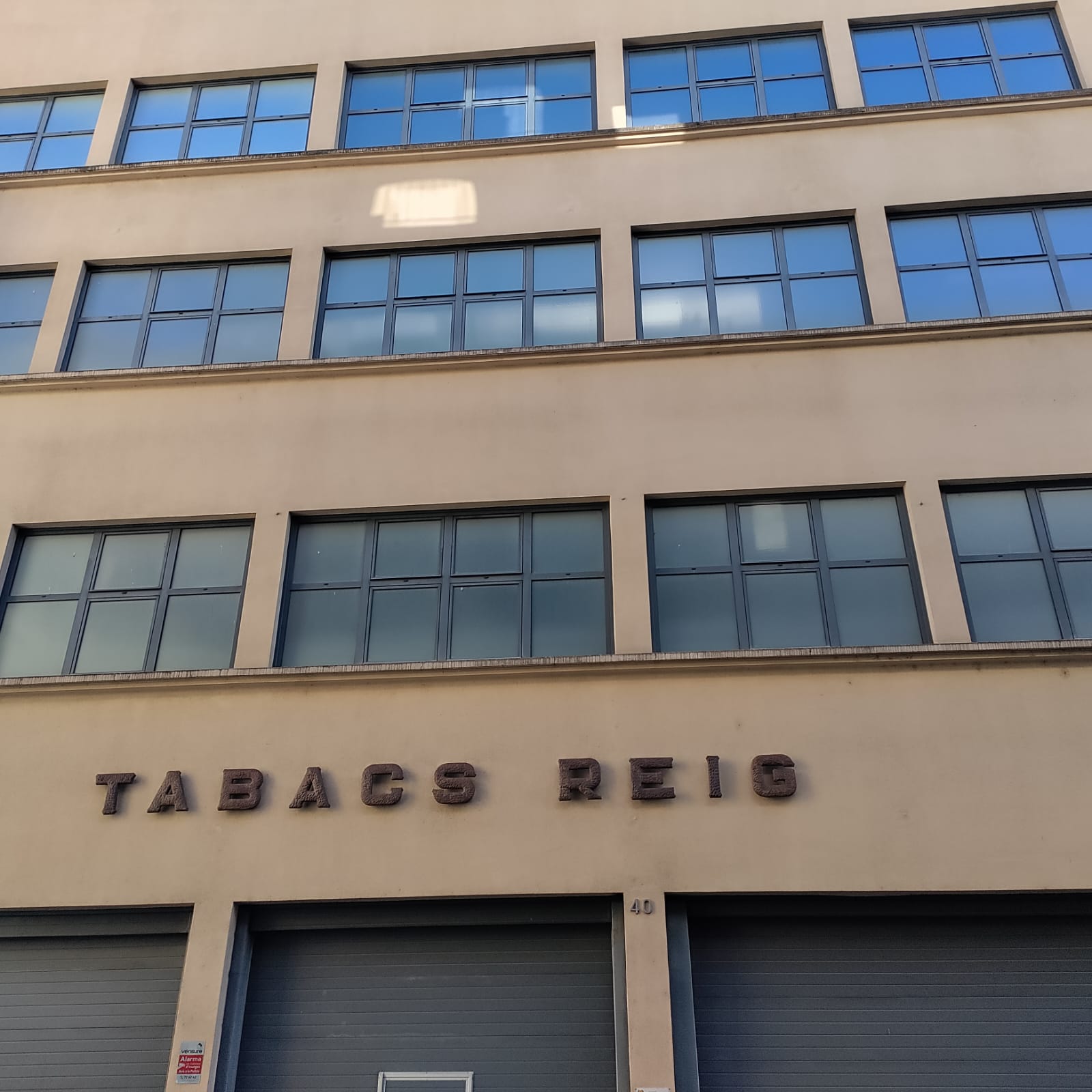 Imatge de la façana de la fàbrica Reig de tabacs.