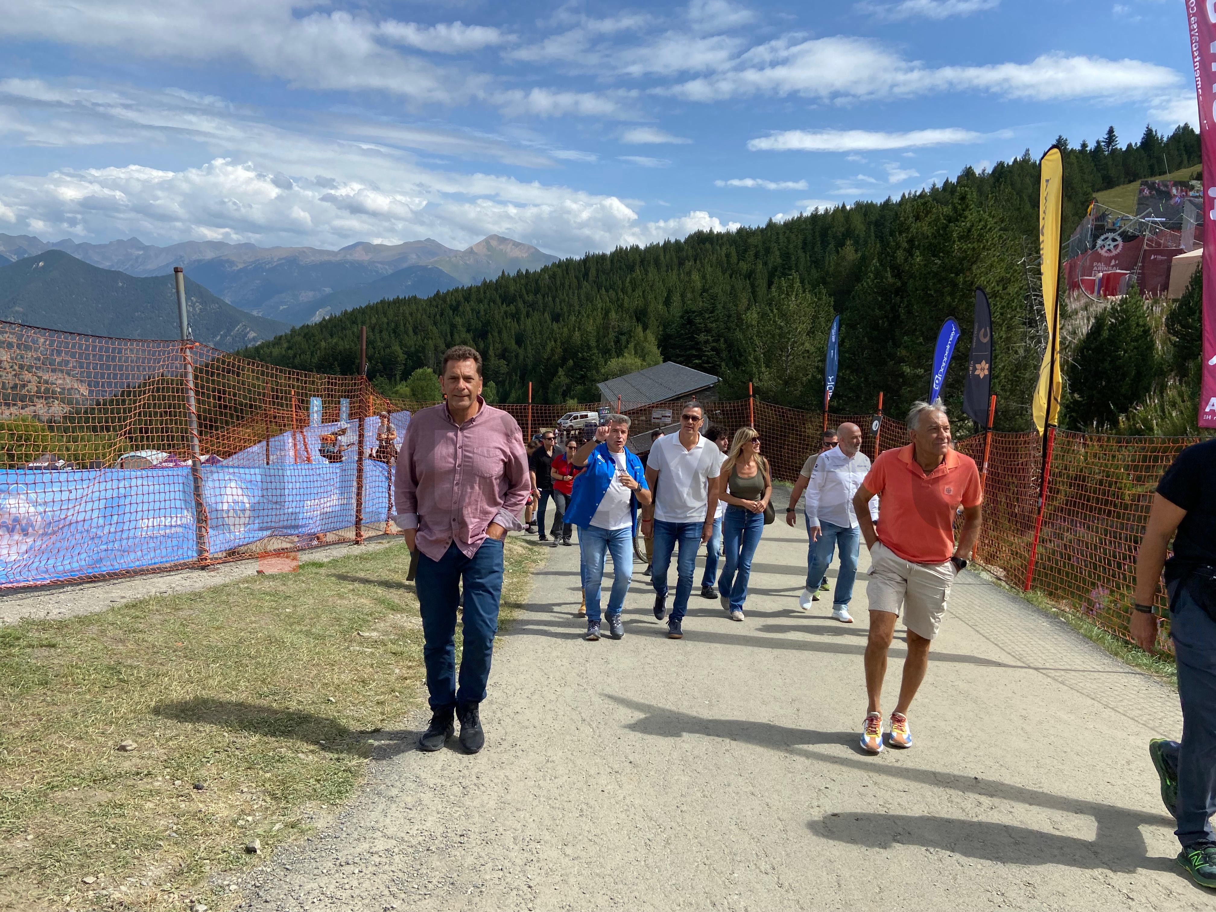 Pedro Sánchez al centre de la imatge escoltant les explicacions del responsable de Mondraken i un pèl més enrere la seva dona, Begoña Gómez. Pedro Sánchez al centre de la imatge escoltant les explicacions del responsable de Mondraken i un pèl més enrere la seva dona, Begoña Gómez.