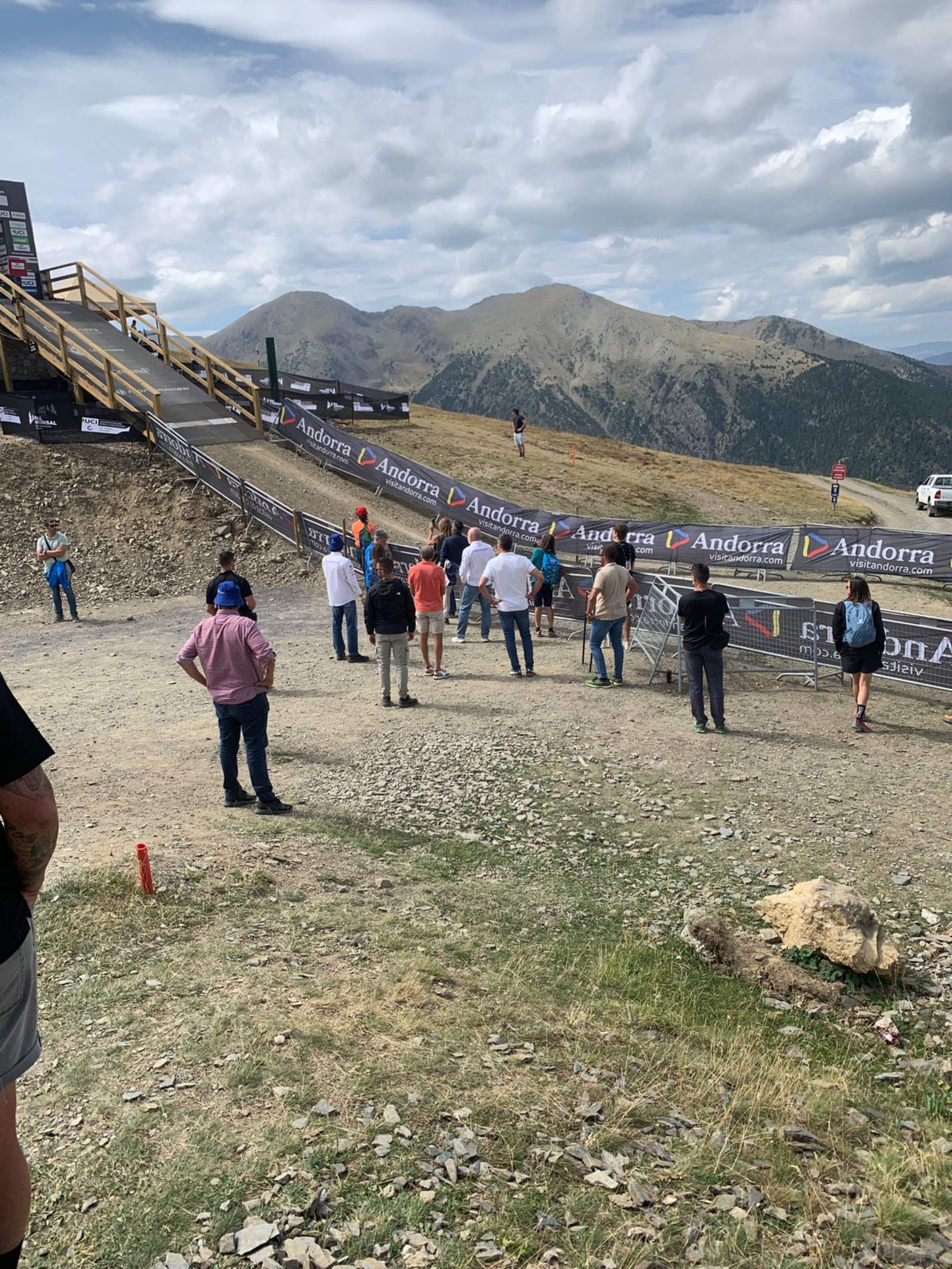 Pedro Sánchez (al centre amb polo blanc) no es va perdre detall d'algunes de les arrancades de descens sempre envoltat de persones de seguretat.