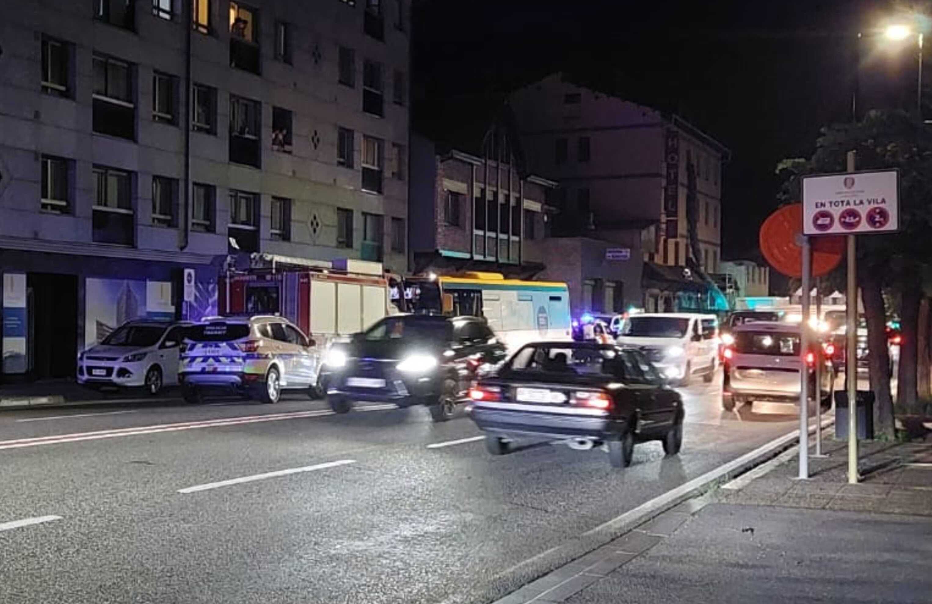El bus implicat, estacionat rere el camió de bombers.