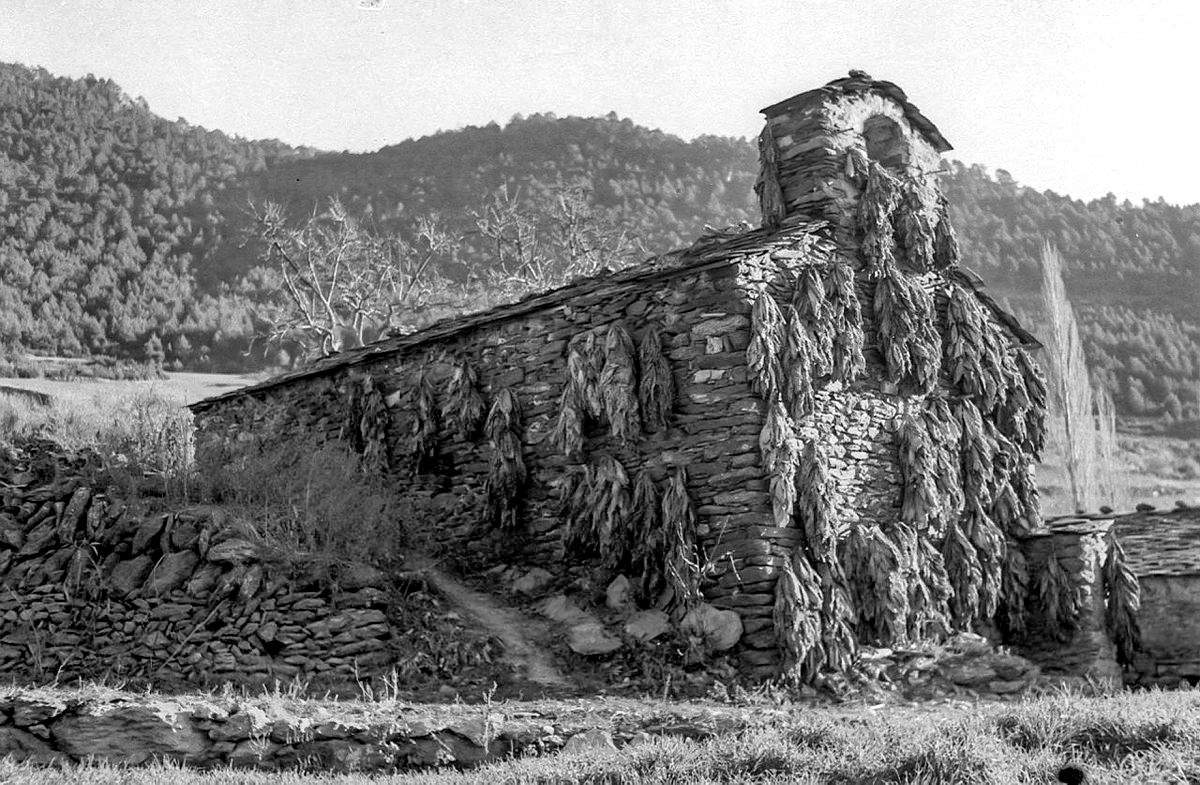 L'església de Sant Esteve de Juberri, amb el tabac penjat.