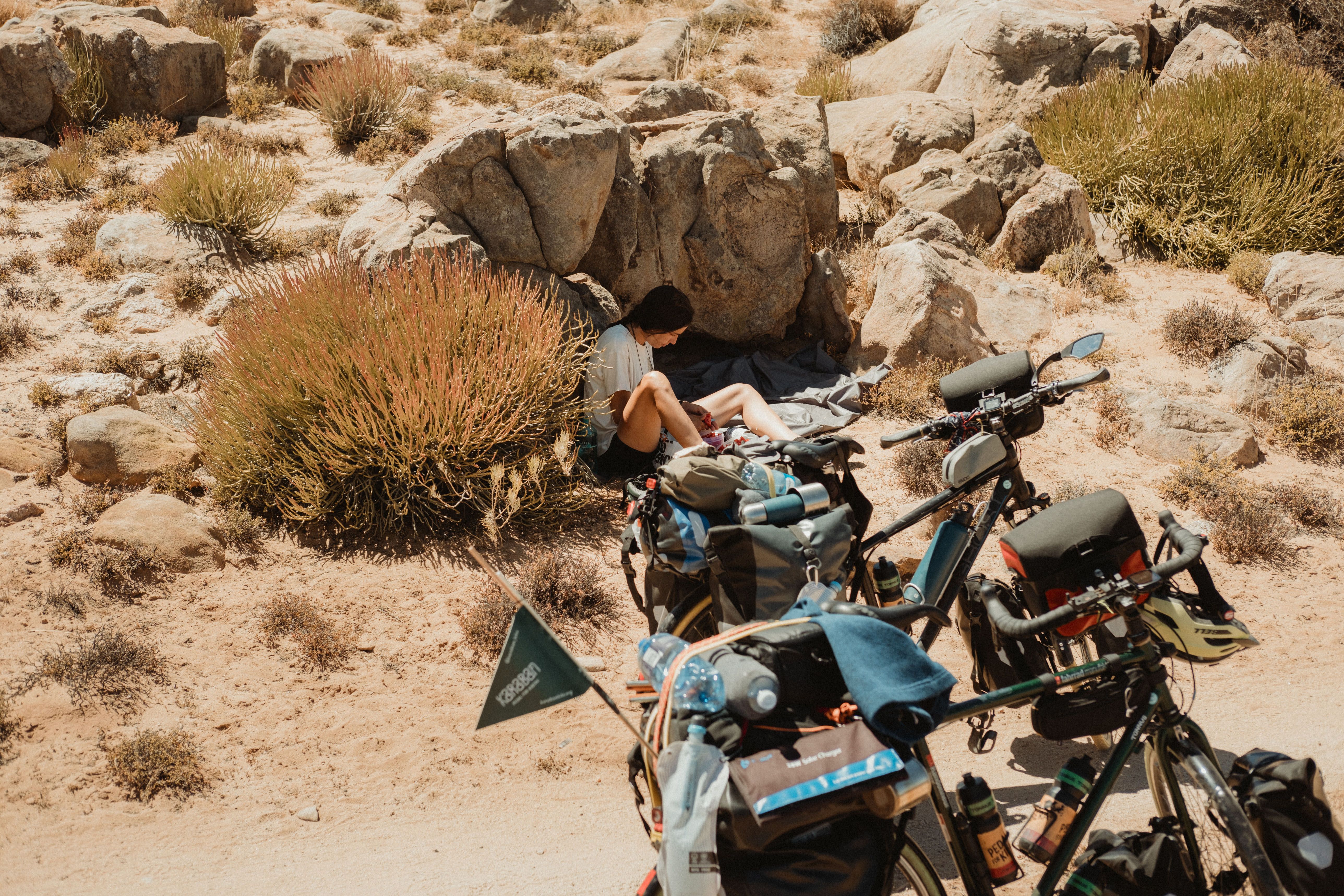 Els membres del projecte solidari Karaban, David Vilanova i Elena Milà, en un moment de pausa de l'expedició a l'Àfrica. Els membres del projecte solidari Karaban, David Vilanova i Elena Milà, en un moment de pausa de l'expedició a l'Àfrica.