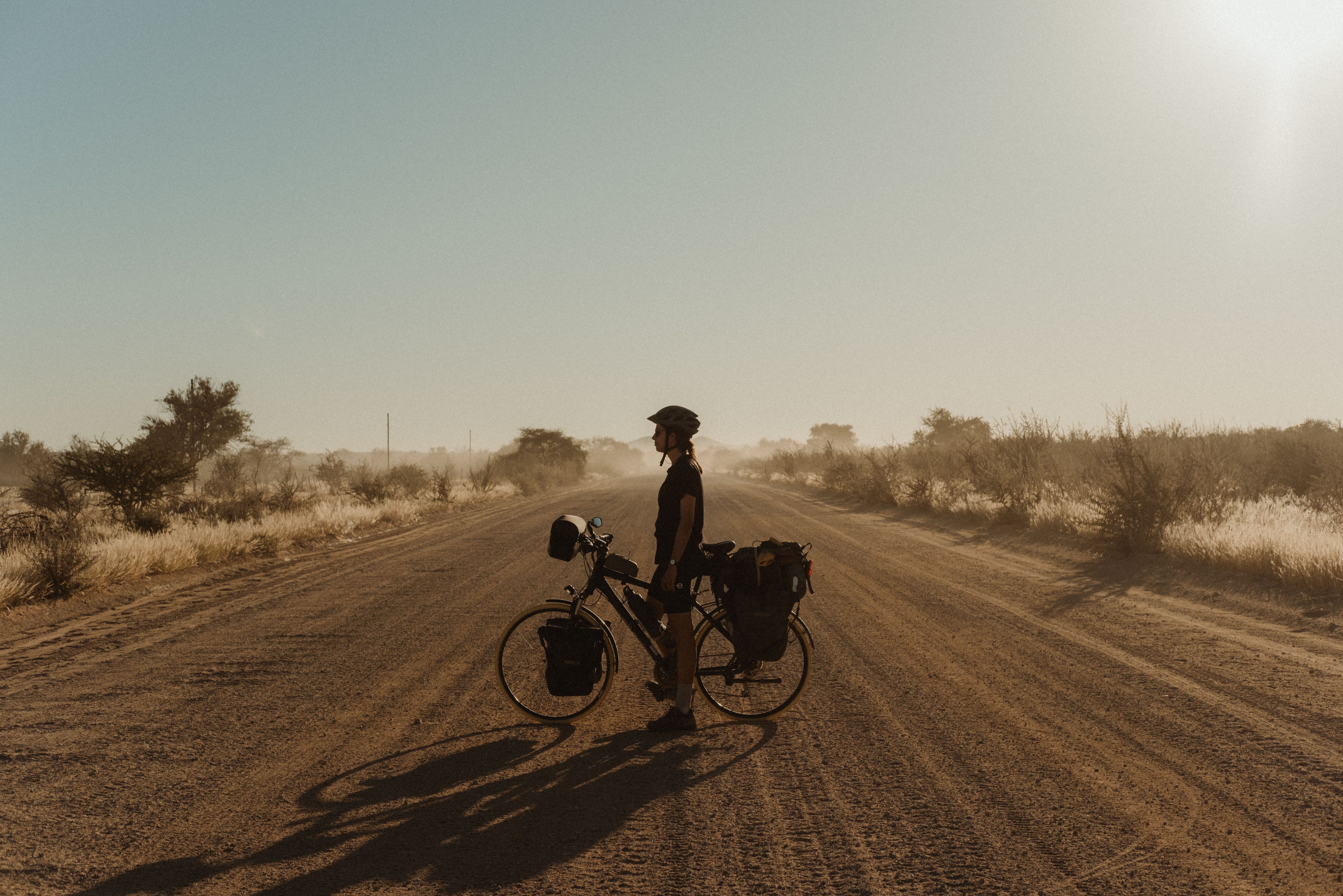 Elena Milà empenyent la bicicleta. Elena Milà empenyent la bicicleta.