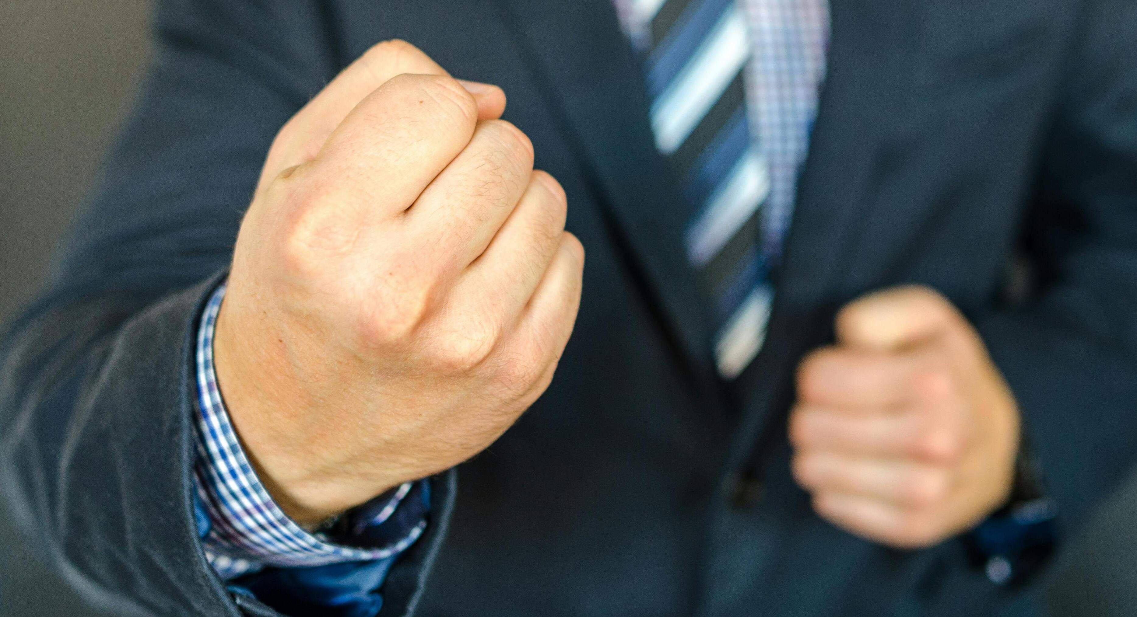 Imatge d'arxiu d'un home disposat a colpejar.