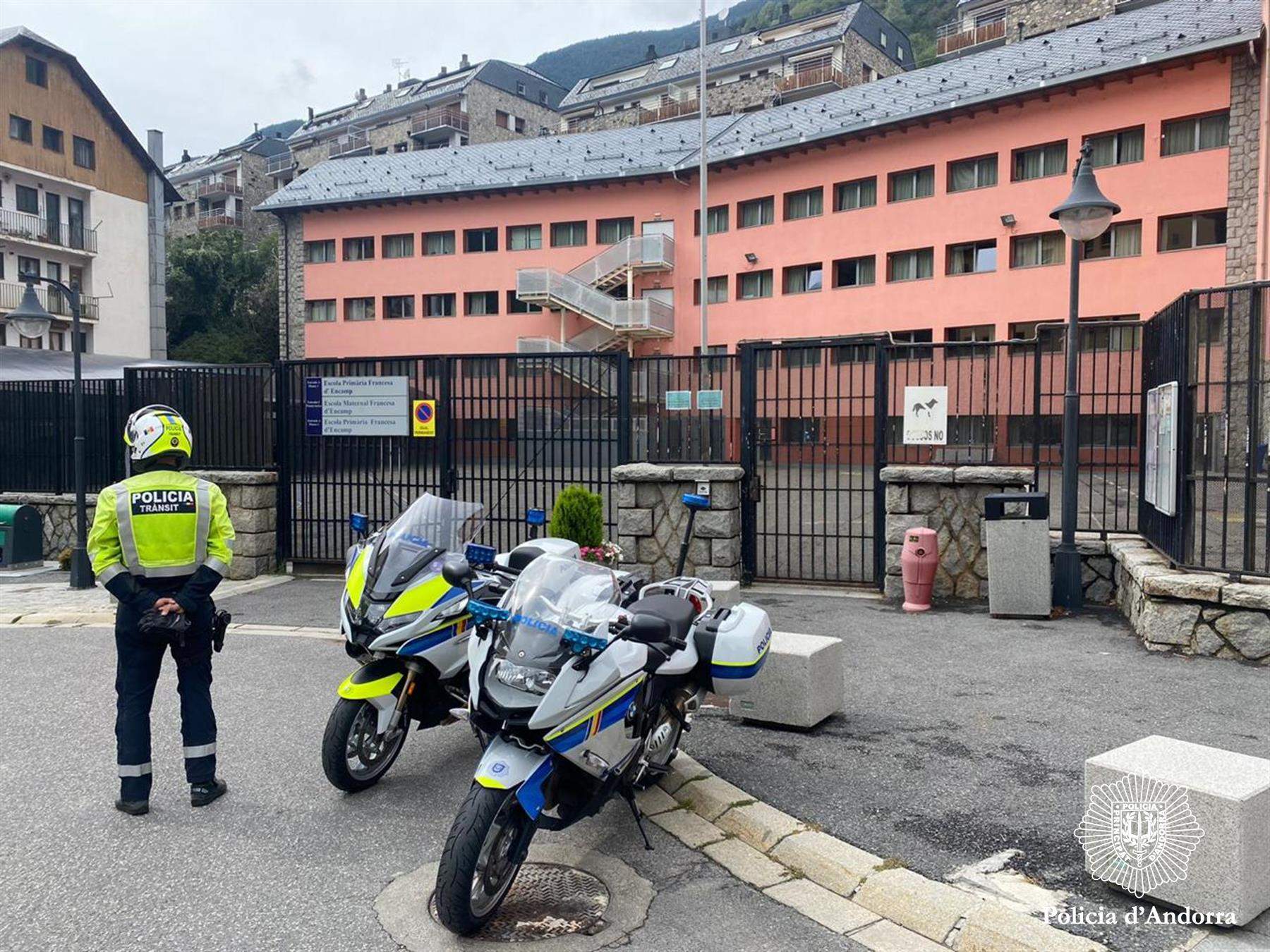 Una patrulla de la policia davant d'una escola.