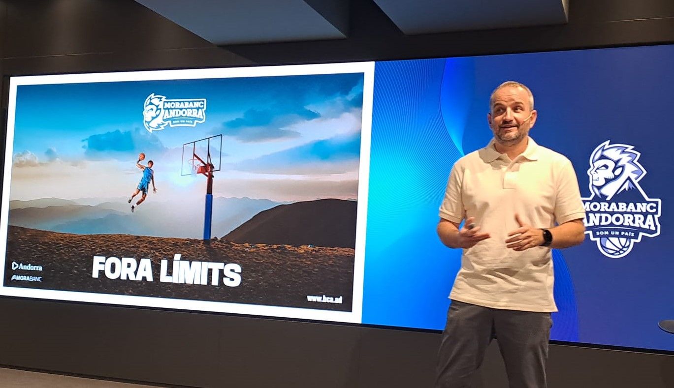 Toni Alonso amb la imatge de la nova campanya d'abonats.