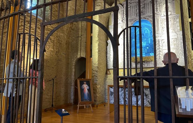 El cònsol major de Canillo, Jordi Alcobé, la ministra de Cultura, Mònica Bonell i el mossèn Ramon de Canillo, mirant l'audiovisual.. El cònsol major de Canillo, Jordi Alcobé, la ministra de Cultura, Mònica Bonell i el mossèn Ramon de Canillo, mirant l'audiovisual..