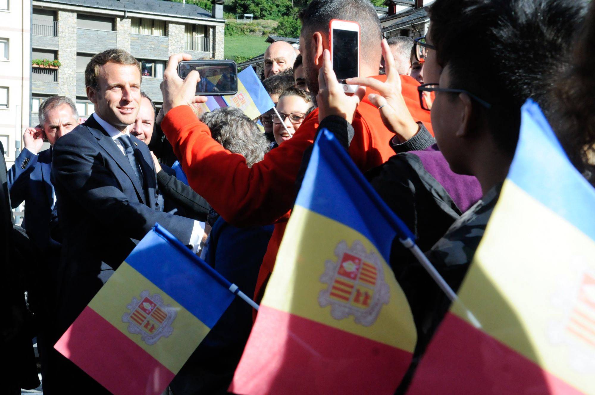 Emmanuel Macron saludant a ciutadans del país que el van anar a rebre durant l'única visita a Andorra que ha fet fins ara.