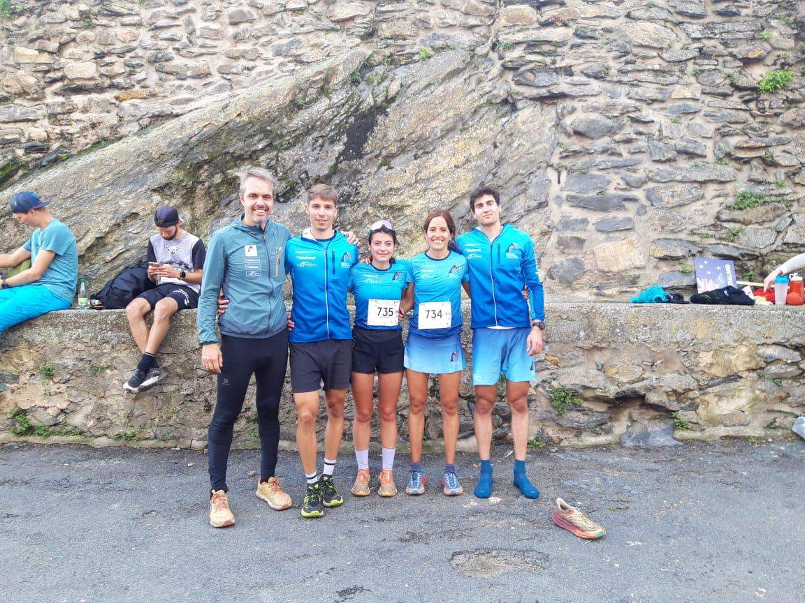 Els quatre corredors que han participat a la Vertical, aquest matí abans de la sortida. 