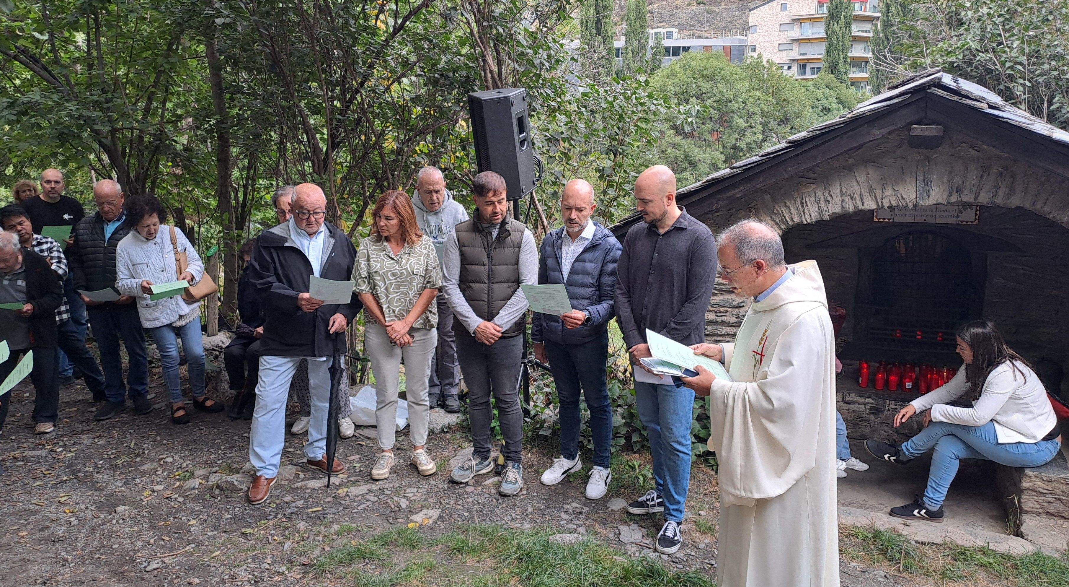 Mossèn Elvira, durant la celebració.