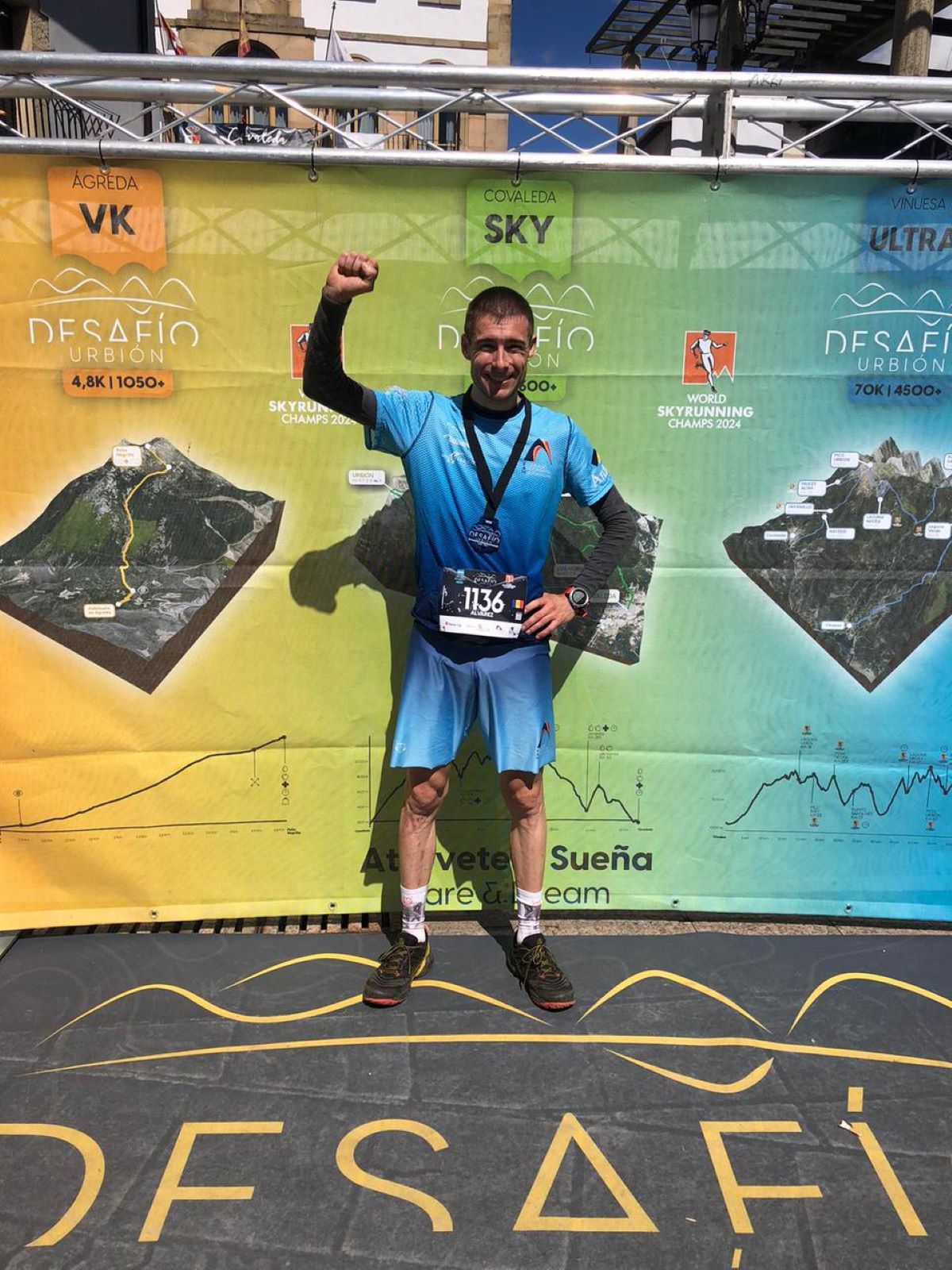 Samu Ponce, amb el puny en alt després d'una gran cursa Ultra als Mundials.