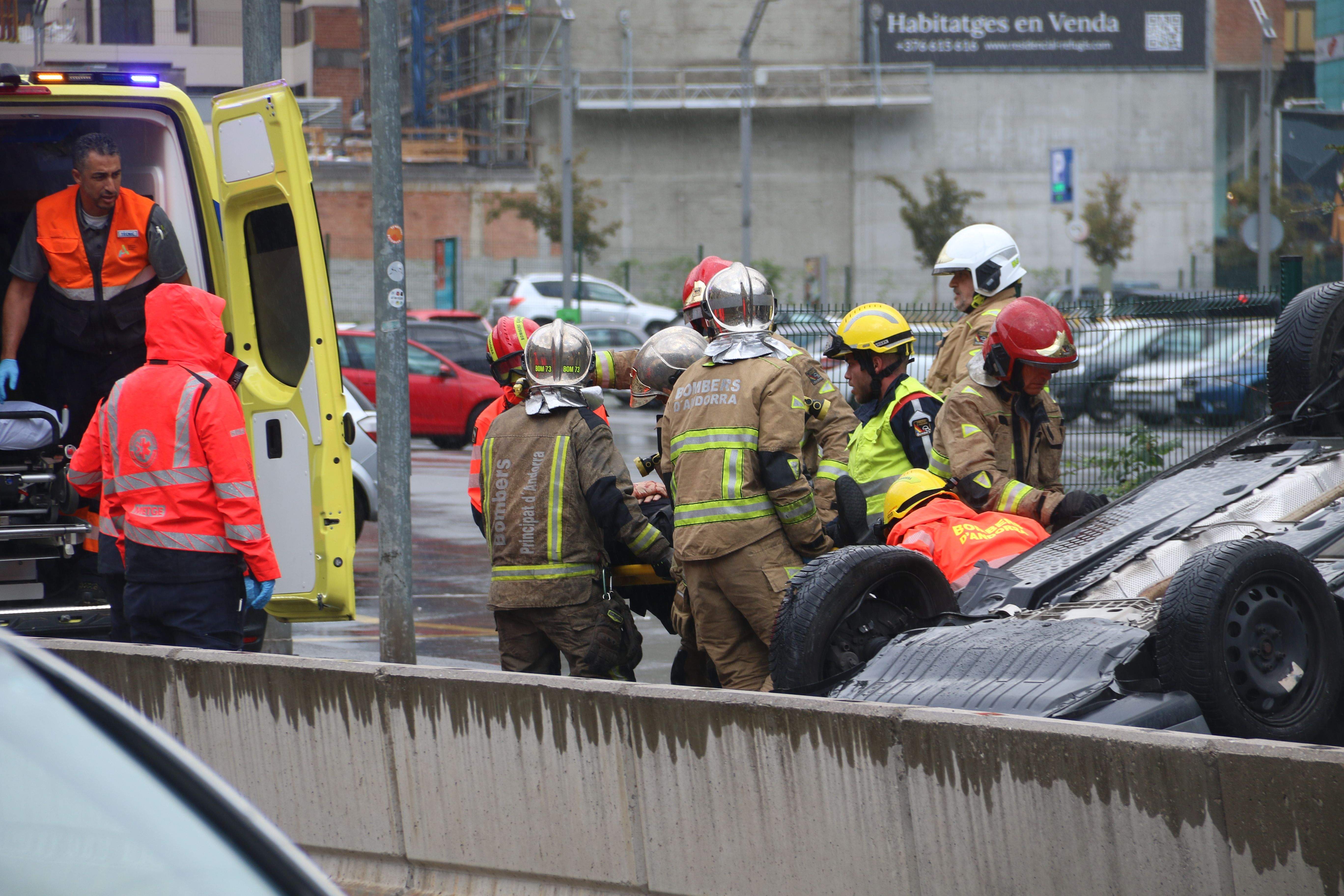 Els bombers extreuen el ferit del vehicle per dur-lo a l'ambulància.