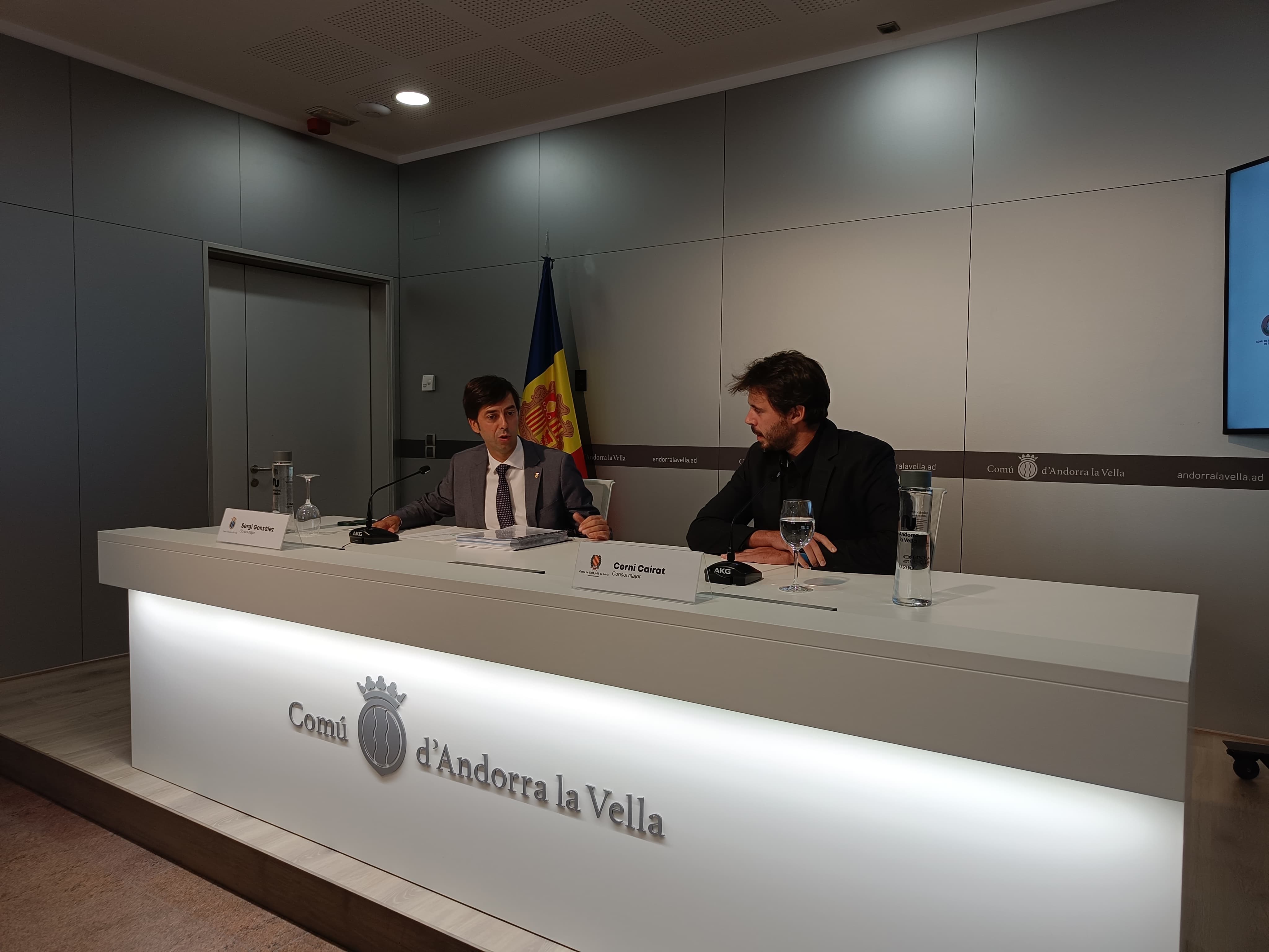 Sergi González i Cerni Cairat en la compareixença posterior a la reunió de cònsols.