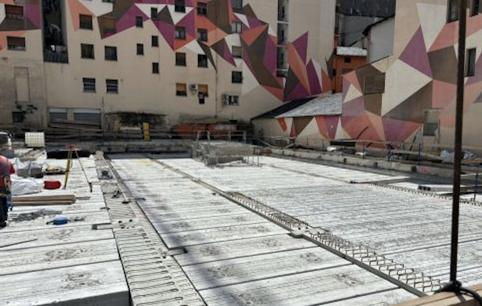 Obres a l'aparcament del costat de l'església d'Escaldes-Engordany.