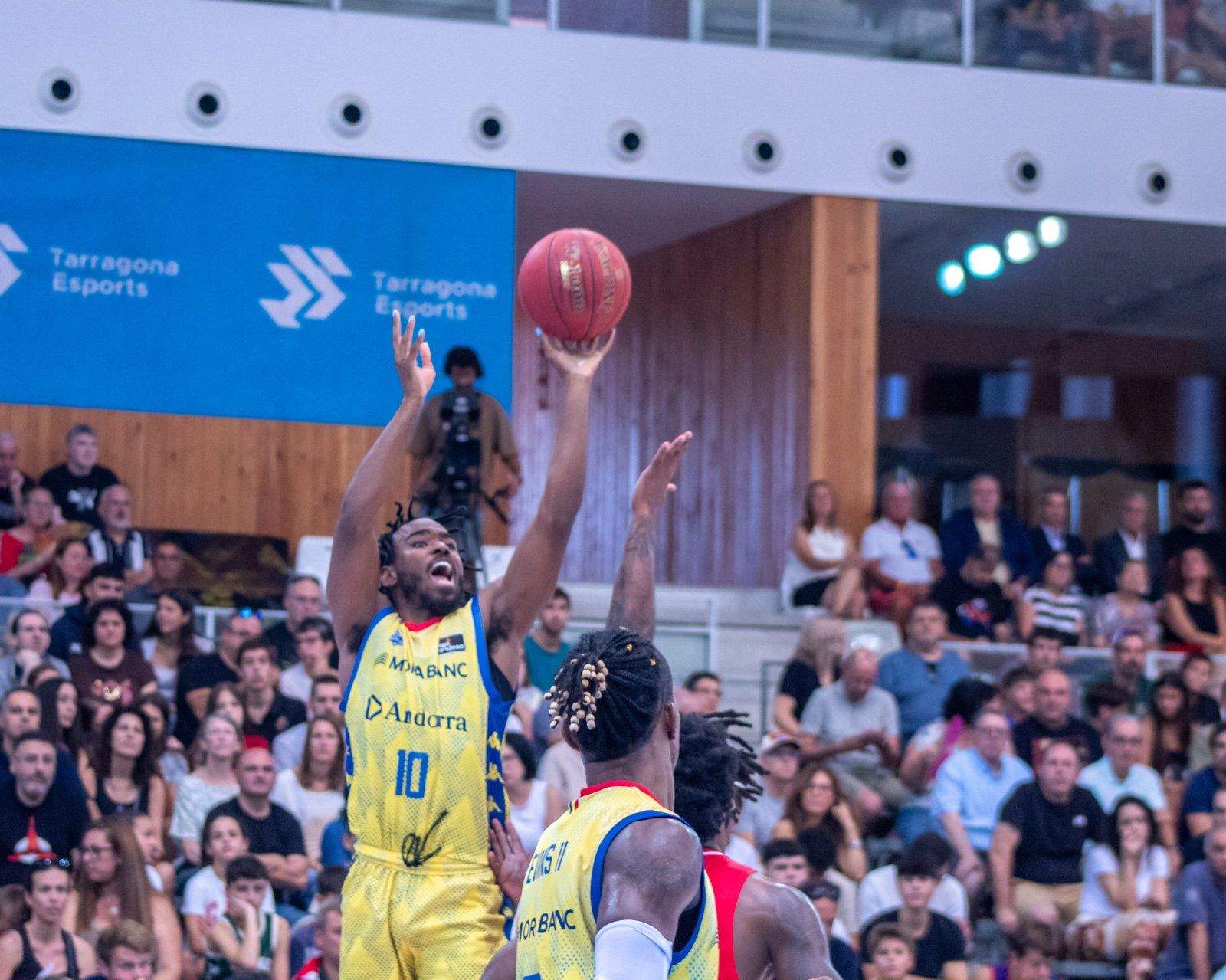 Jerrick Harding ha començat el duel amb el canell ben afinat.